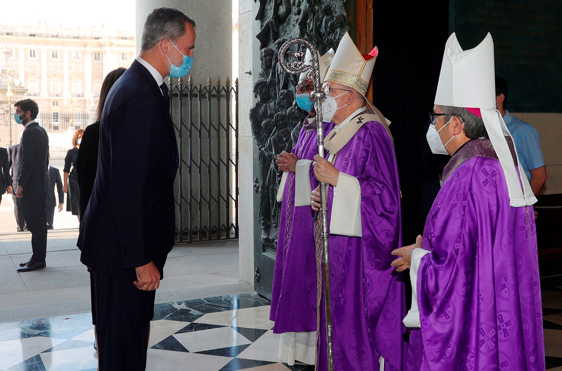 El rey Felipe saluda al arzobispo de Madrid, Carlos Osoro
