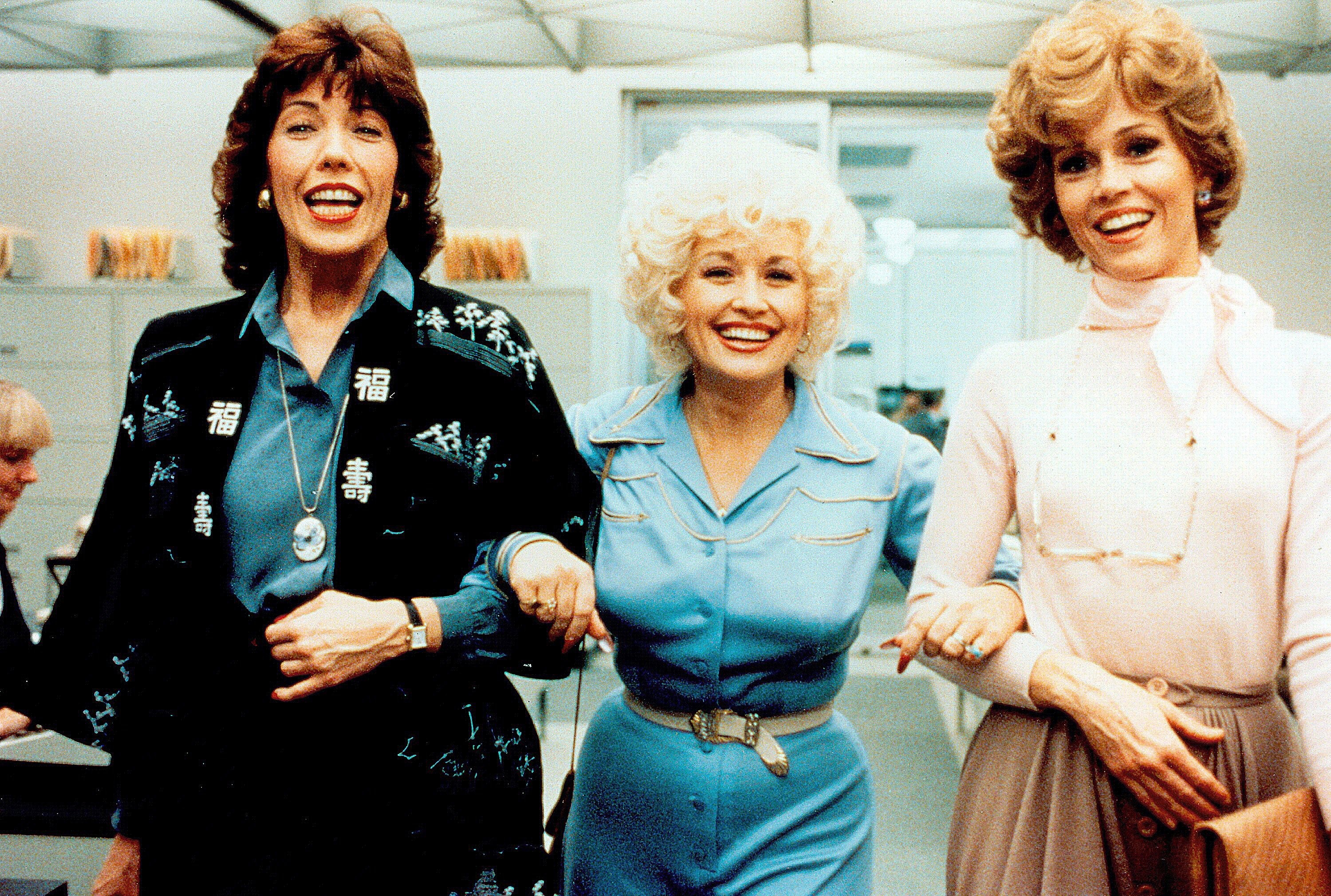 Las actrices Lily Tomlin, Dolly Parton y Jane Fonda en una escena de la comedia "9 to 5" de 1980 (EFE/20th Century Fox)
