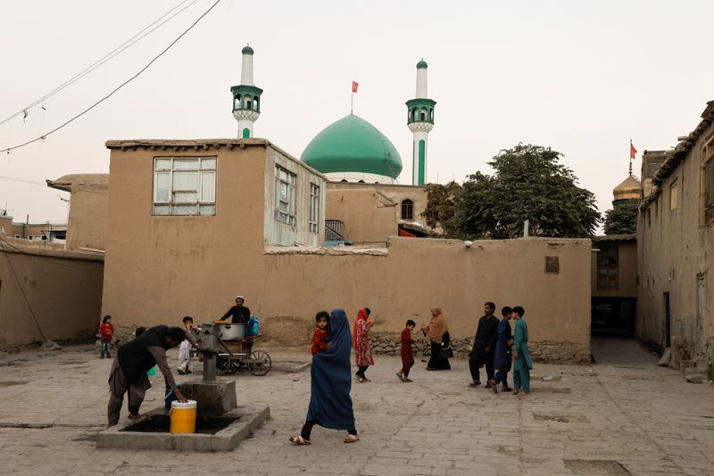 Personas caminan en una plaza de un viejo vecindario de Kabul, Afganistán, 5 de octubre de  2021. REUTERS/Jorge Silva