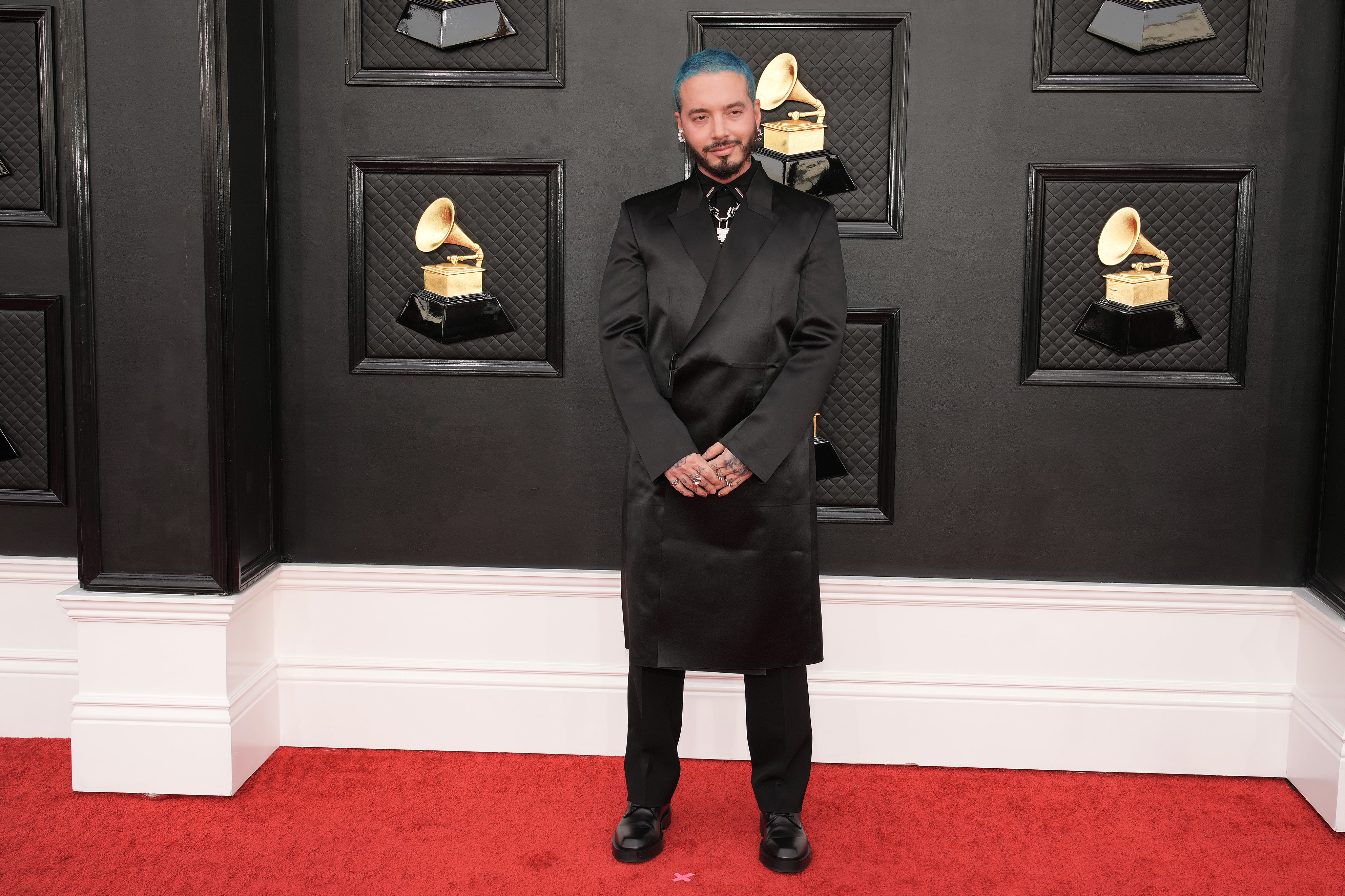 J Balvin at the Grammys 2022: the wild look of the red carpet - Infobae