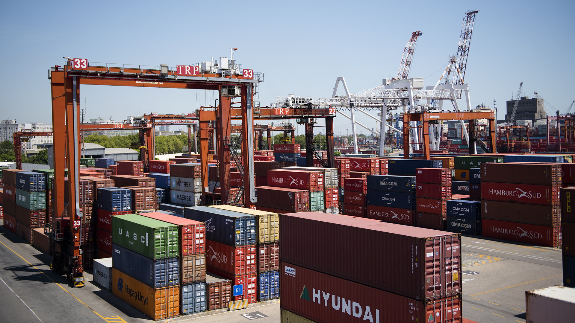 Por las restricciones, se desplomaron las importaciones en diciembre con una caída de USD 836 millones