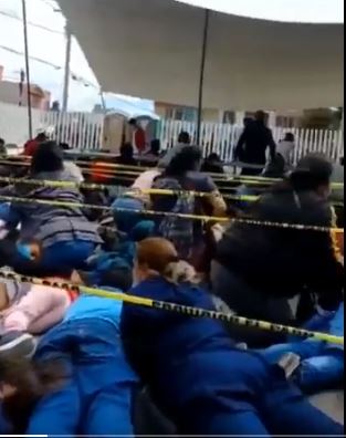 Padres y niños se tiraron al piso para evitar ser impactados por una bala (Foto: Twitter/@Pueblaonline)