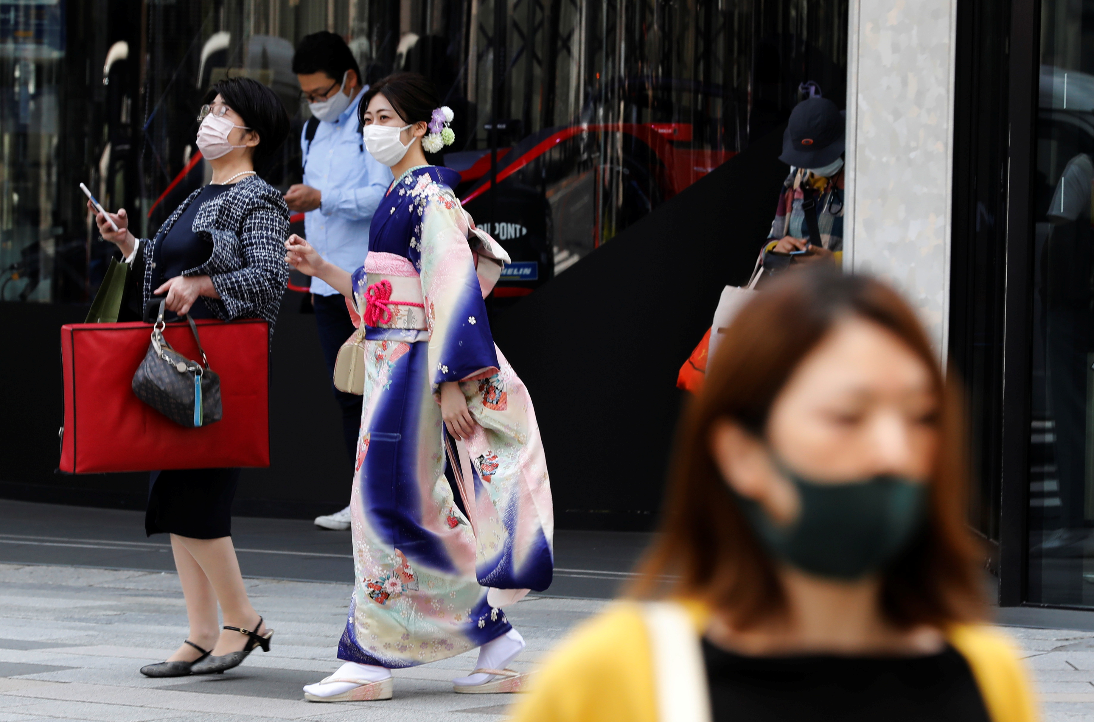 Una mujer en kimono es vista en las calles de Tokio, Japón, país donde el sistema de rastreos por COVID-19 es un éxito (REUTERS/Kim Kyung-Hoon)