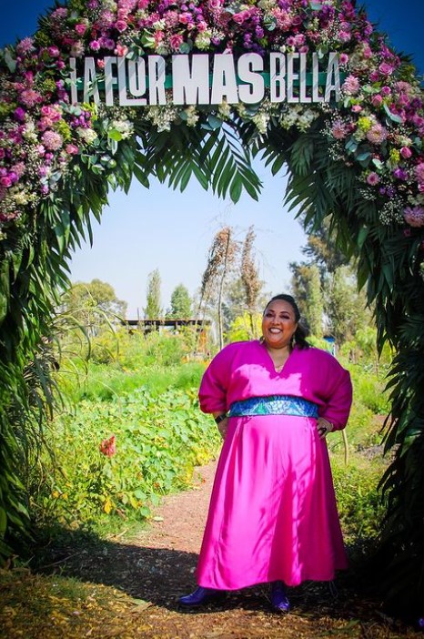 Lo que deslumbra de la colección es la ubicación, ya que Xochimilco es una de las ciudades muy representativas de las flores y la naturaleza, y además de dar vida al canal, las trajineras son el logo del sitio, pero también de Michelle.