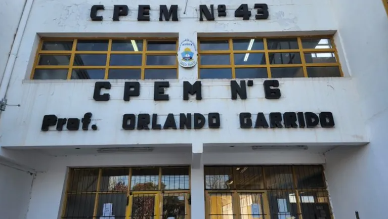 Un adolescente de 13 a&ntilde;os fue herido de bala por un compa&ntilde;ero en una escuela en Neuqu&eacute;n y permanece internado 