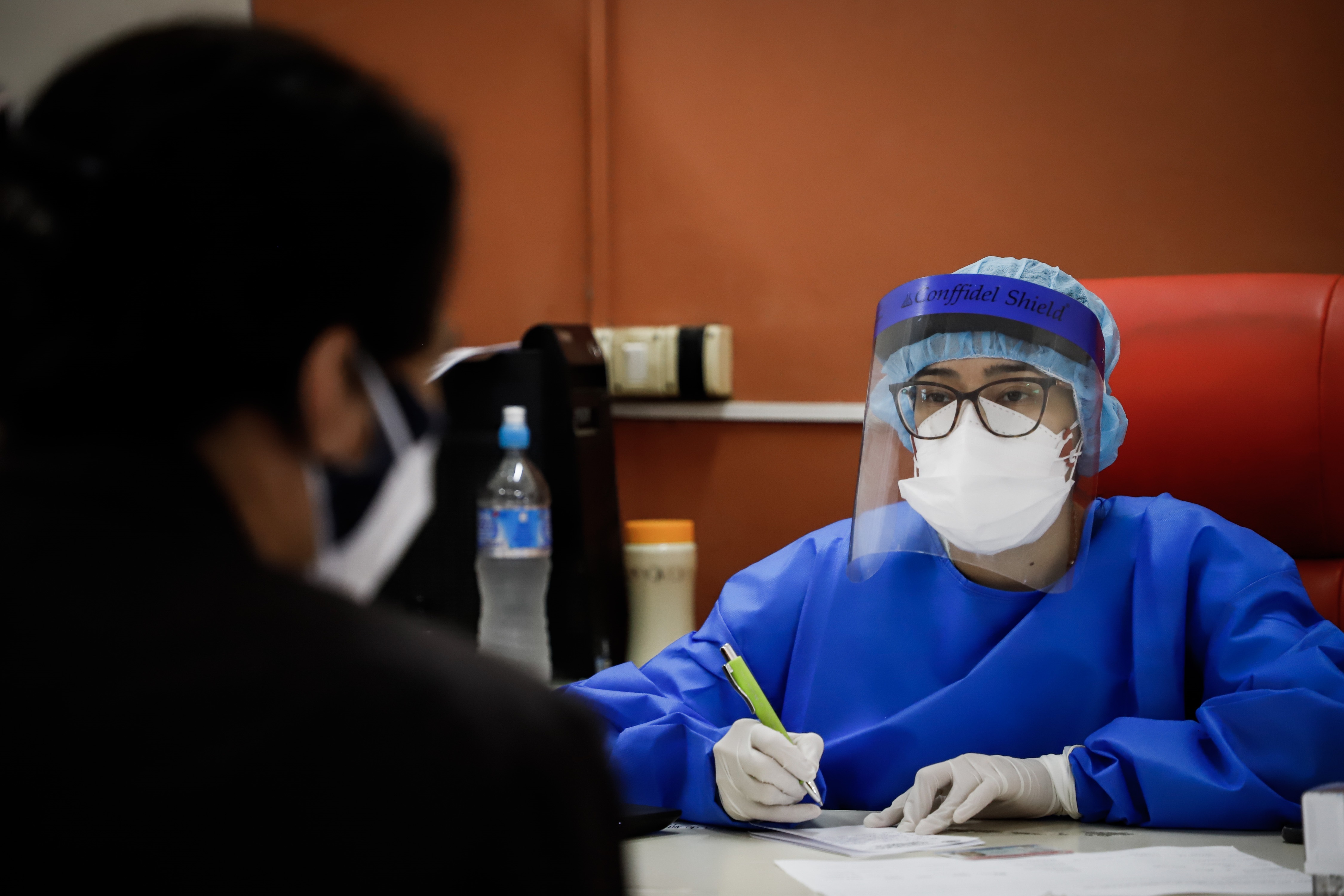 Una enfermera toma los datos de una persona con síntomas de covid-19 en el Hospital de Clínicas en San Lorenzo (Paraguay), en una fotografía de archivo. EFE/ Nathalia Aguilar
