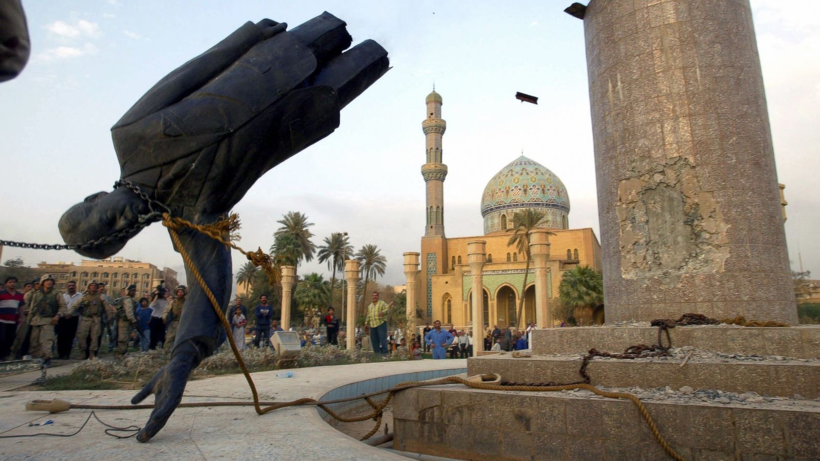 La estructura de bronce de la estatua de Saddam ya desprendida del pedestal y a punto de caer en la plaza de Firdus.