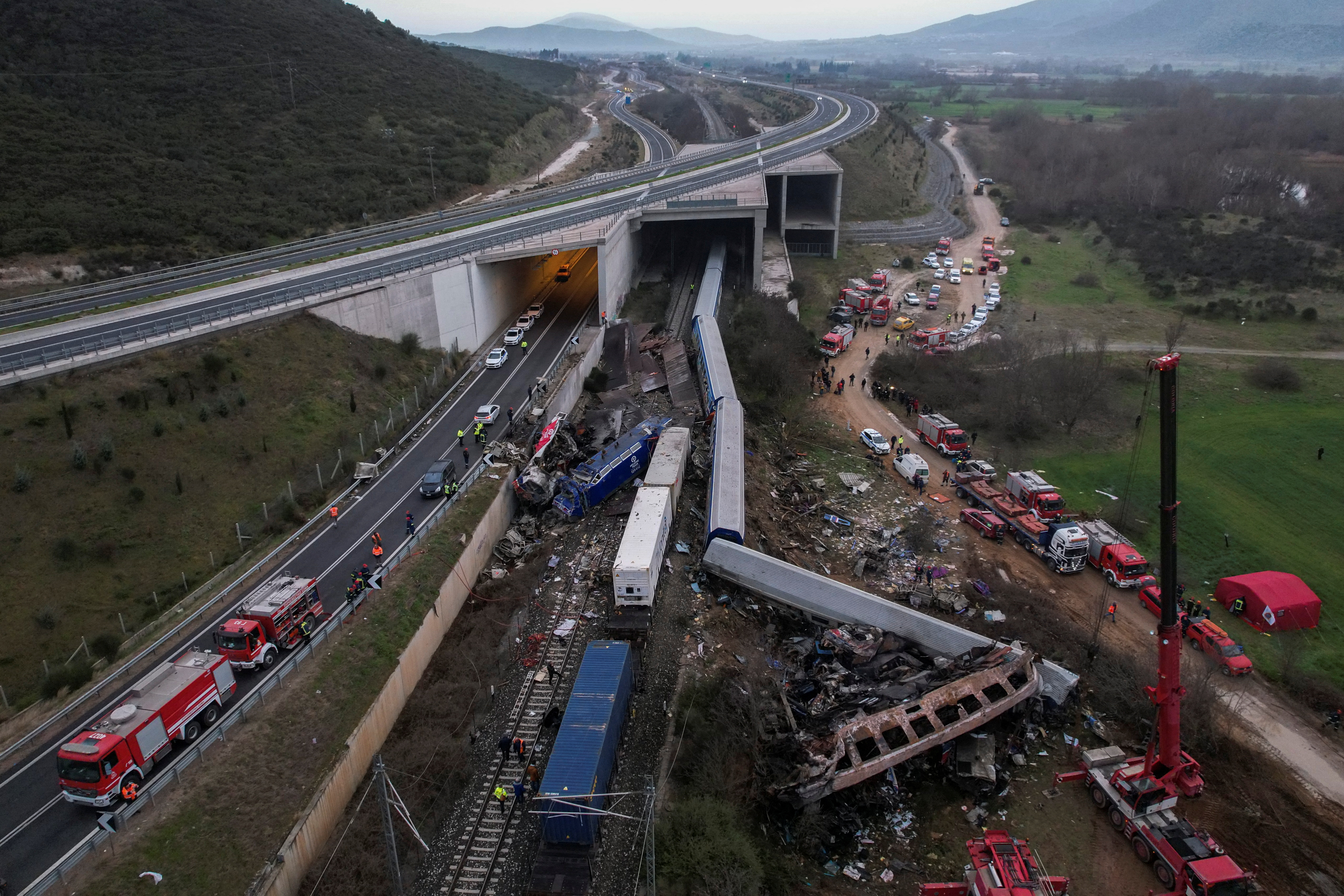 El tren de pasajeros cubría la ruta Atenas-Salónica, mientras que el tren comercial, que probablemente transportaba chapas metálicas, cubría la ruta Salónica-Atenas. (REUTERS/Alexandros Avramidis)