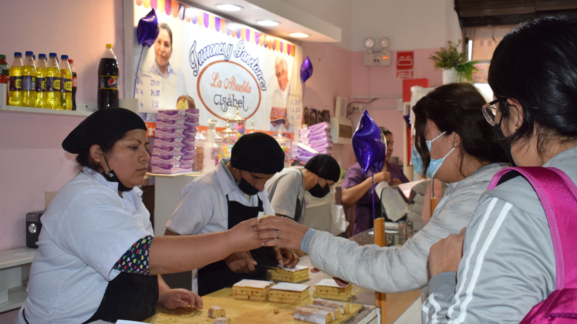 Elaboración de turrón lo realizan públicamente para que los clientes observen todo el proceso.