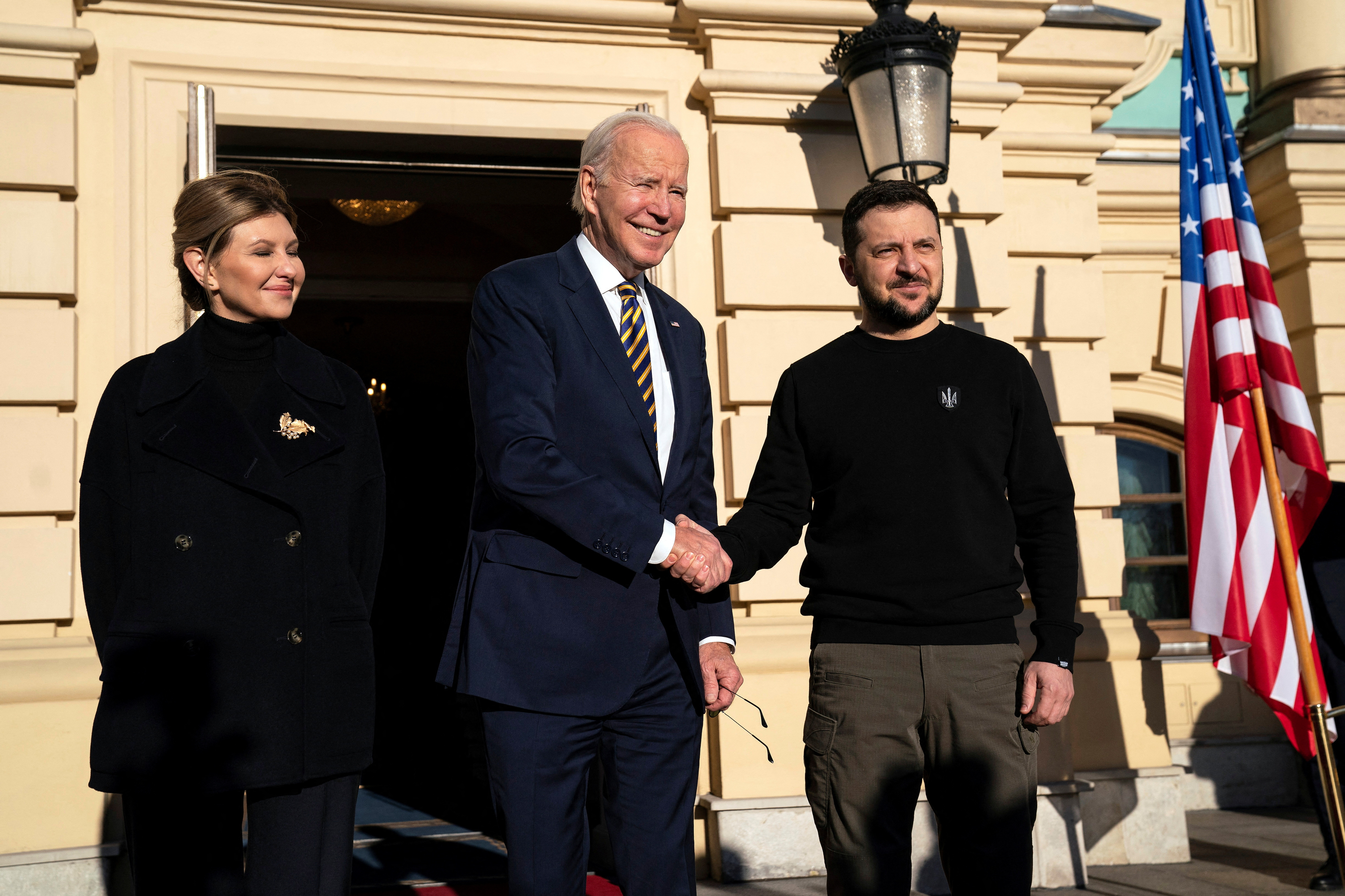 “Joseph Biden, ¡bienvenido a Kiev! Su visita es una importantísima señal de apoyo para todos los ucranianos”, dijo el mandatario ucraniano en Telegram en inglés.
