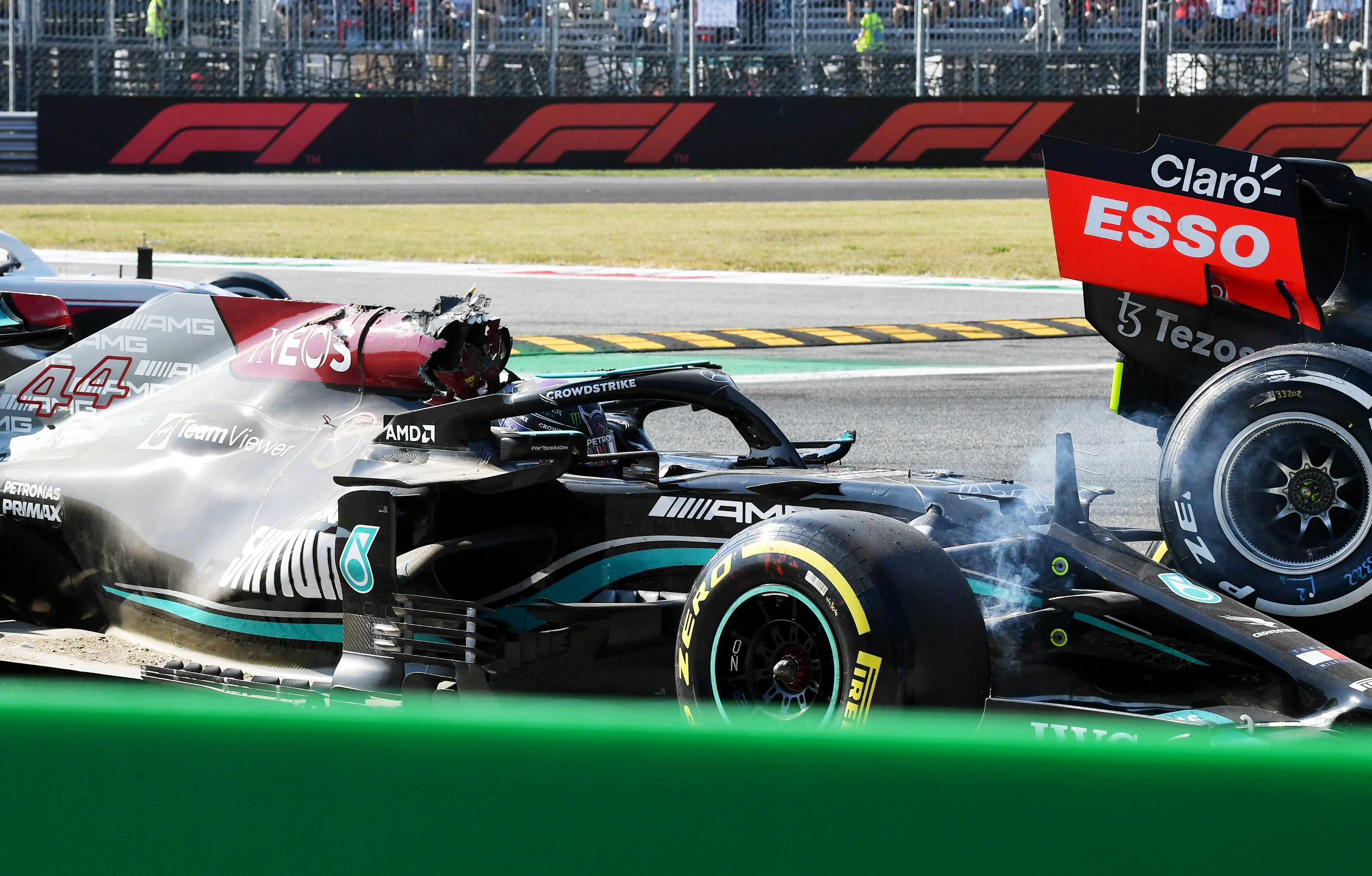 Nótese cómo quedó la parte superior del auto de Lewis Hamilton luego del toque con el Red Bull de Max Verstappen (REUTERS/Jennifer Lorenzini)