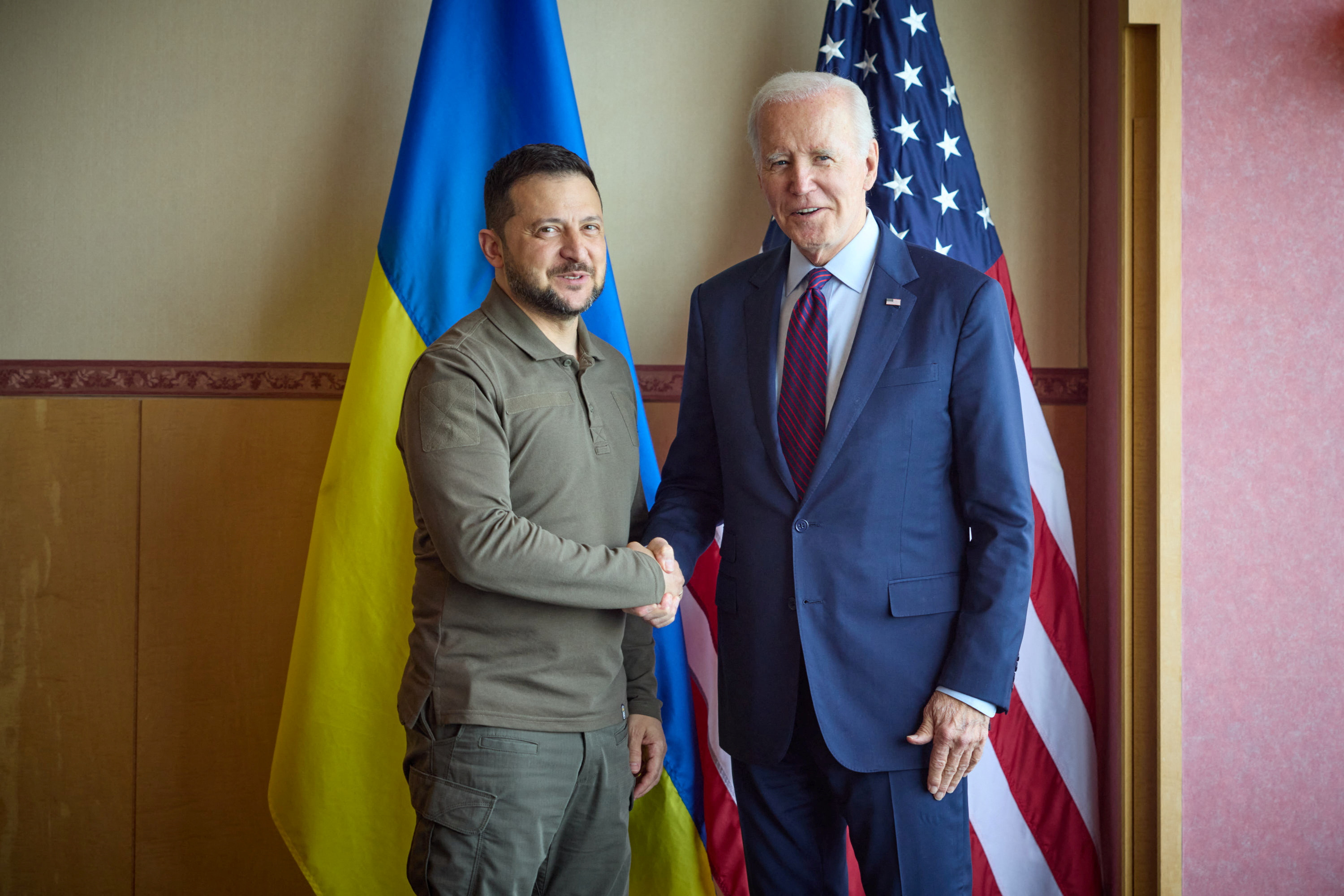 El presidente ucraniano Volodymyr Zelensky y el mandatario norteamericano Joe Biden, durante al cumbre de líderes del G7 en Hiroshima, Japón, el 21 d emayo pasado (Reuters) 