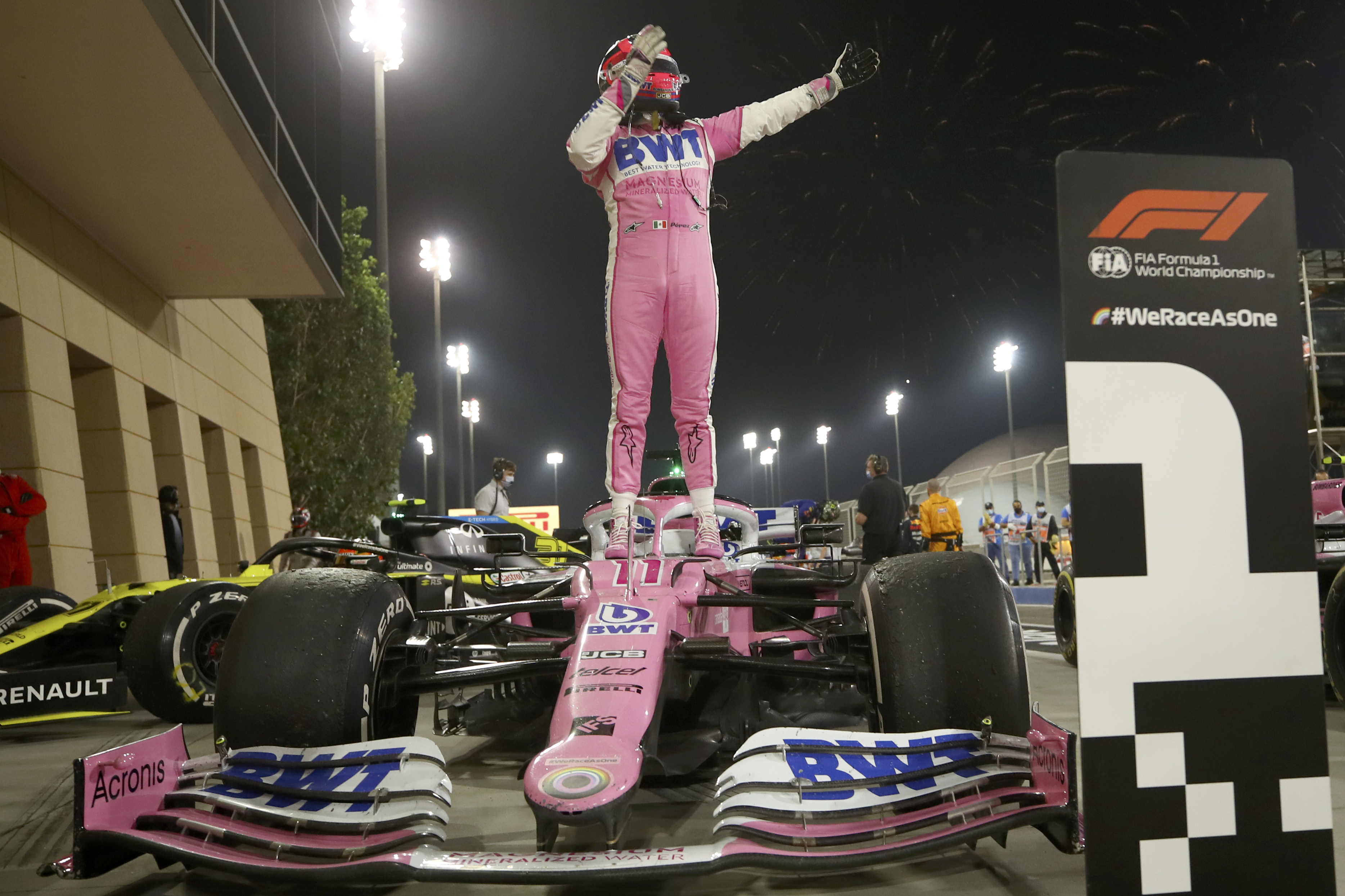 El piloto de Racing Point Sergio Pérez de México celebra su victoria en el Gran Premio de Fórmula 1 de Sakhir, Baréin el domingo 6 de diciembre de 2020.