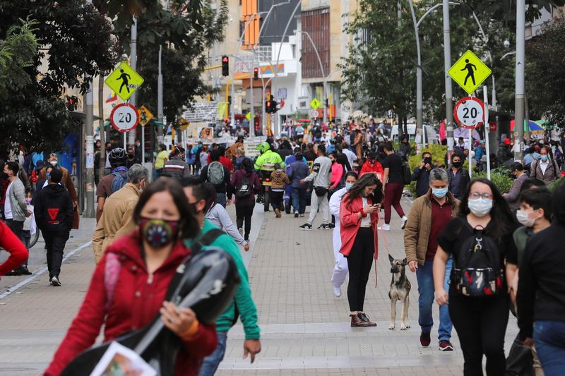 Personas utilizando mascarillas caminan por una calle antes del inicio de un aislamiento total decretado por la alcaldía, en medio del brote de coronavirus, en Bogotá, Colombia (REUTERS/Luisa Gonzalez)
