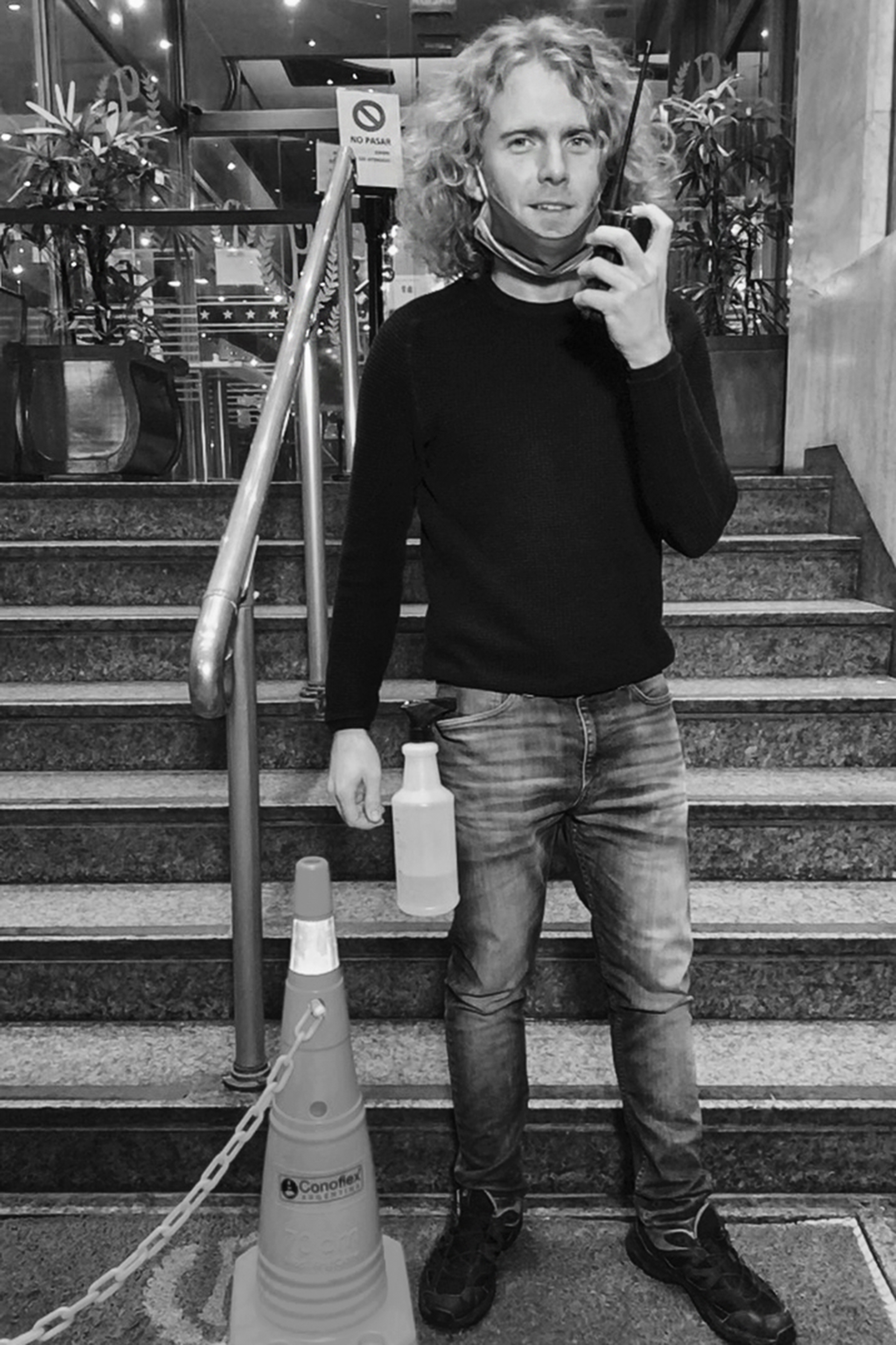 Pablo Hernández, es stage manager en el Teatro Colón, aunque ahora es voluntario. Su rol es esencial: recibe a los pacientes que van ingresando al Hotel Presidente