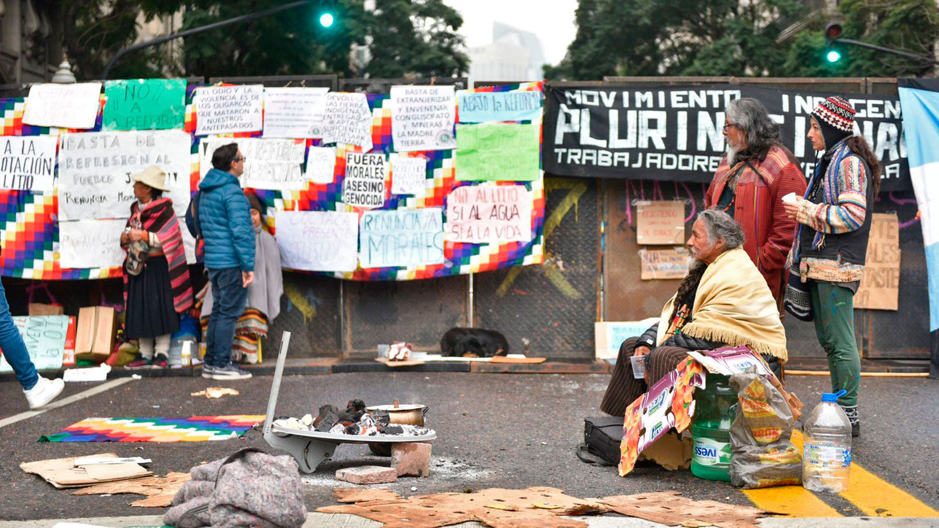 Se espera una marcha multitudinaria para condenar la represión policial en Jujuy contra los manifestantes que ayer atacaron la Legislatura provincial, mientras se aprobaba la reforma constitucional impulsada por el gobernador Gerardo Morales. (Adrián Escándar)