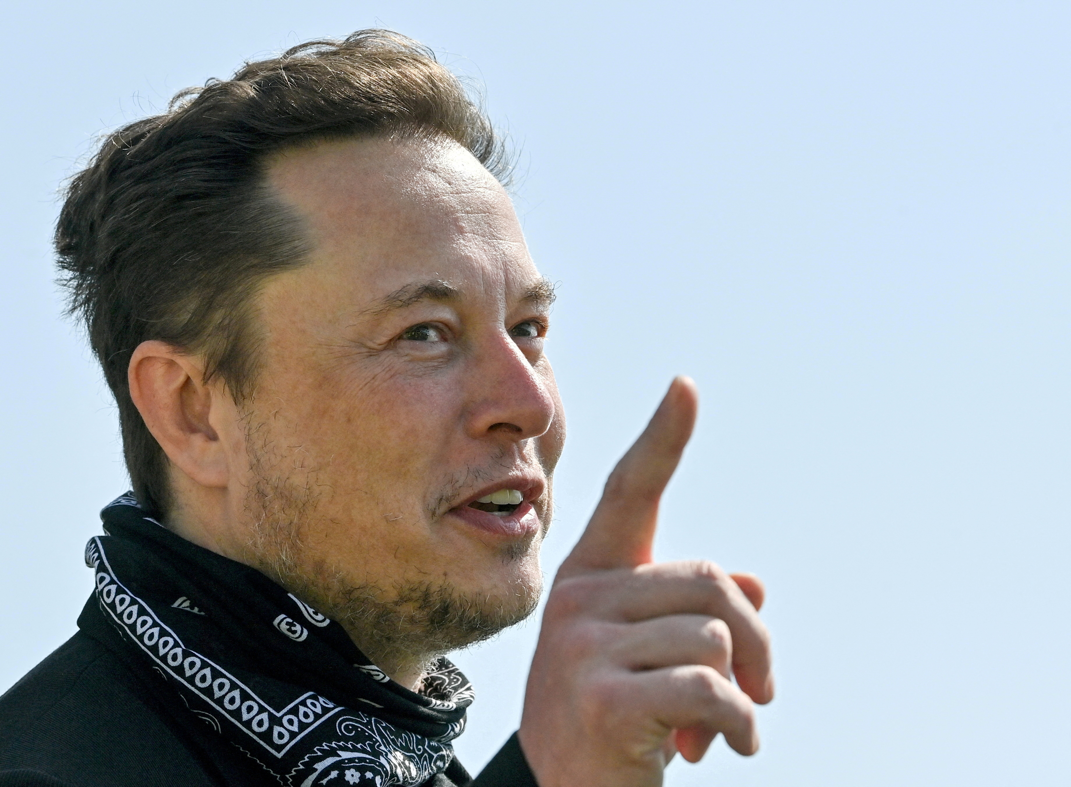 Elon Musk gesticula durante una visita a la planta de producción de Tesla en Gruenheide, Berlín (Patrick Pleul/Pool via Reuters)