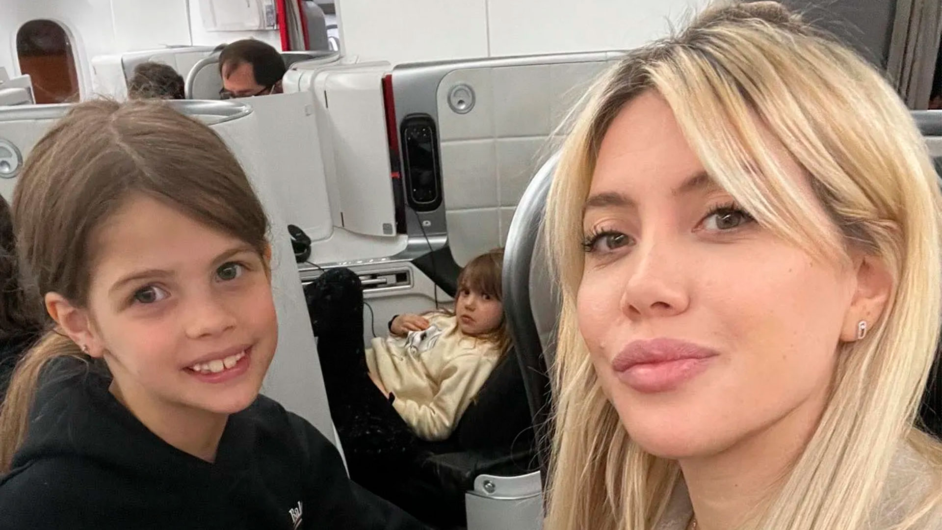 La selfie de Wanda Nara y sus hijas Francesca e Isabella en el avión