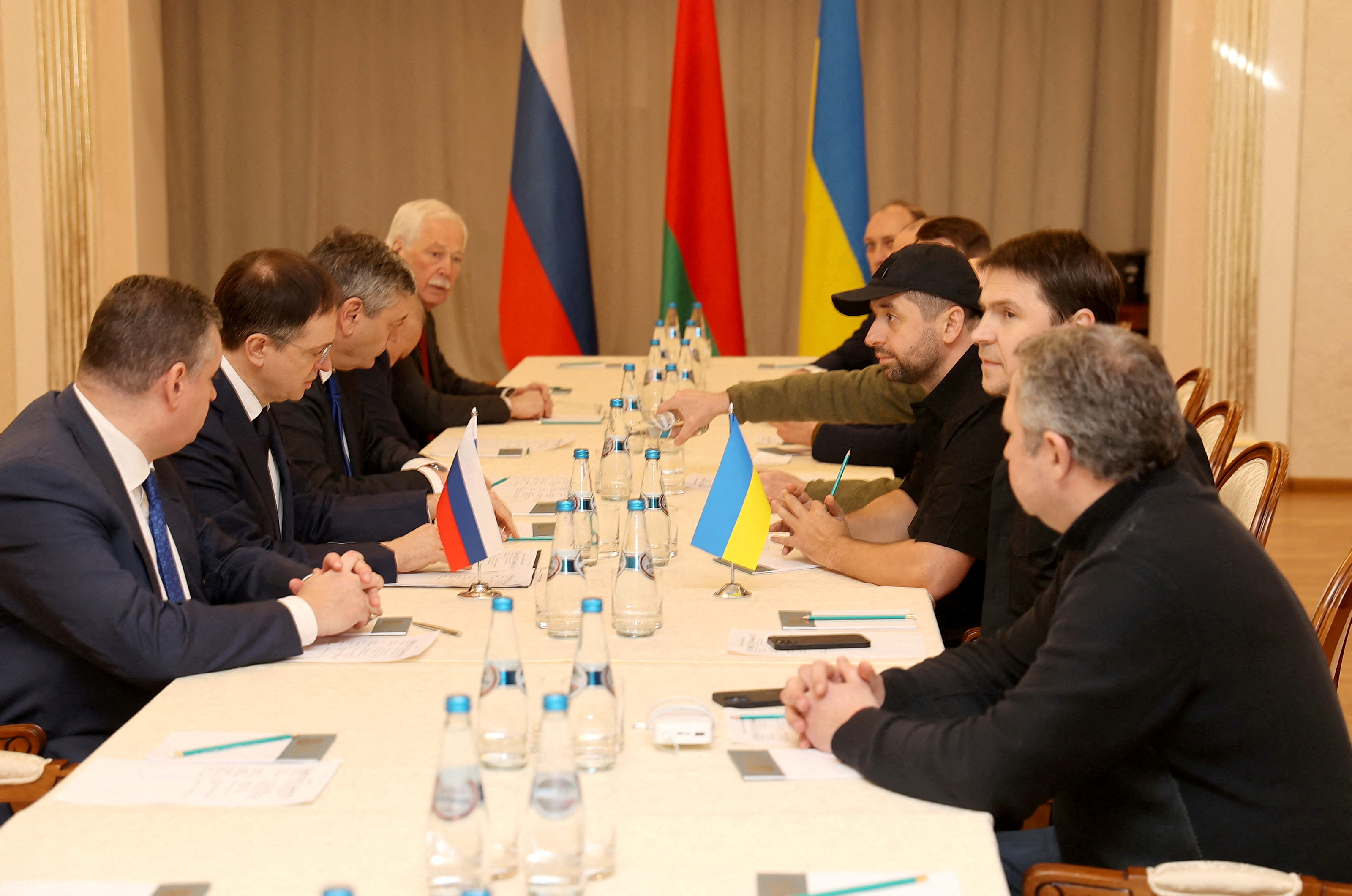 Reunión de delegados rusos y ucranianos, el lunes (Reuters)