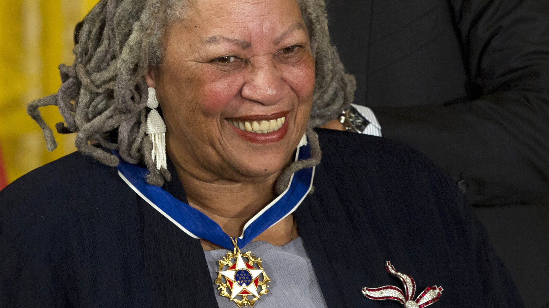 La premio nobel Toni Morrison, que recientemente fue homenajeada con una estampilla por el servicio postal de los Estados Unidos, es otra de las escritoras que han sufrido las restricciones de libros (AP Photo/Carolyn Kaster, File)