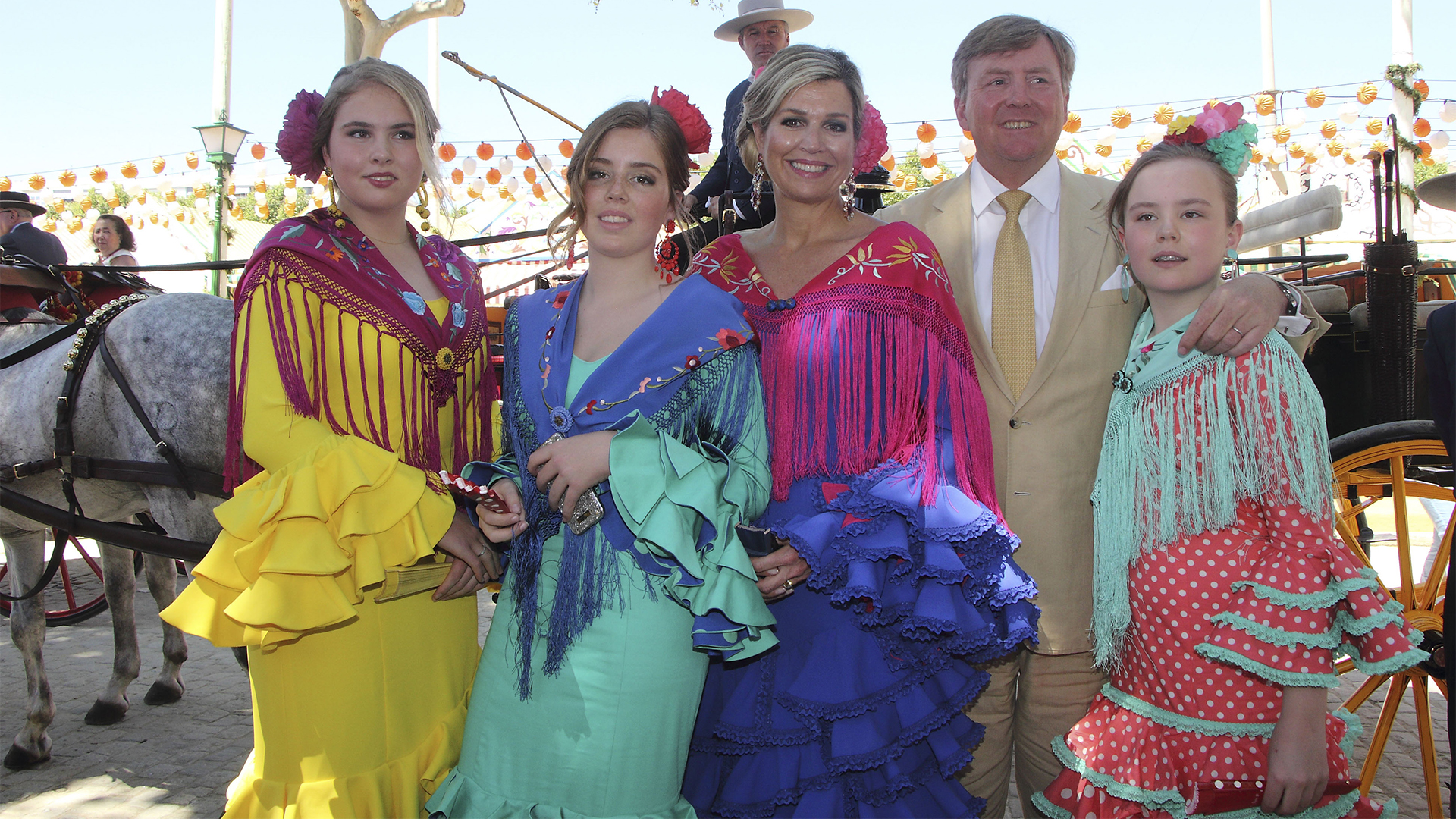 Máxima, Guillermo y sus tres hijas en 2019 durante la visita a la feria de Sevilla, donde se enamoraron hace 20 años  (Grosby Group)