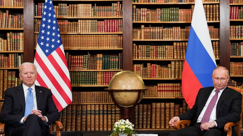 El presidente de Estados Unidos, Joe Biden, y el presidente de Rusia, Vladimir Putin, se reúnen en la cumbre Estados Unidos-Rusia en Villa La Grange, en Ginebra, Suiza. 16 de junio de 2021. REUTERS/Kevin Lamarque