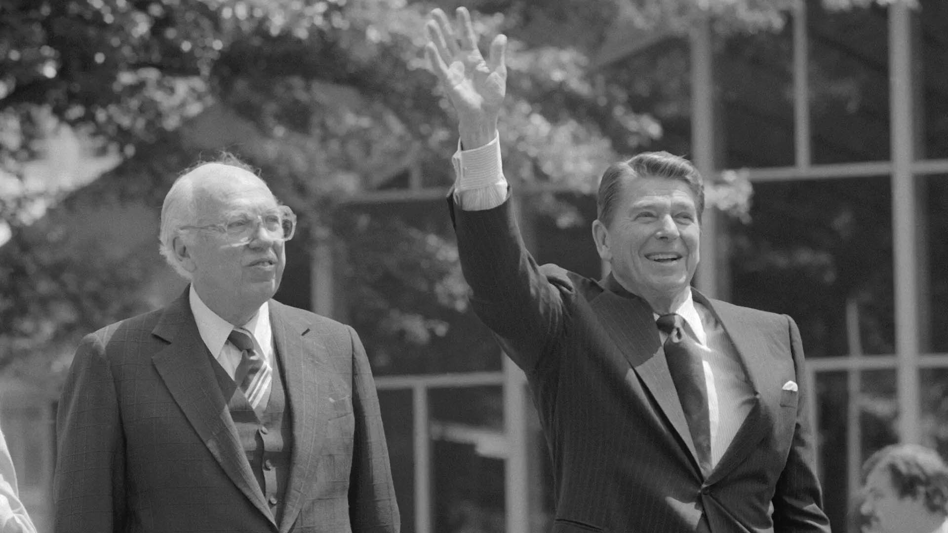 William J. Casey, a la izquierda, llegó a ser director de la Agencia Central de Inteligencia durante la administración Reagan (Getty Images)