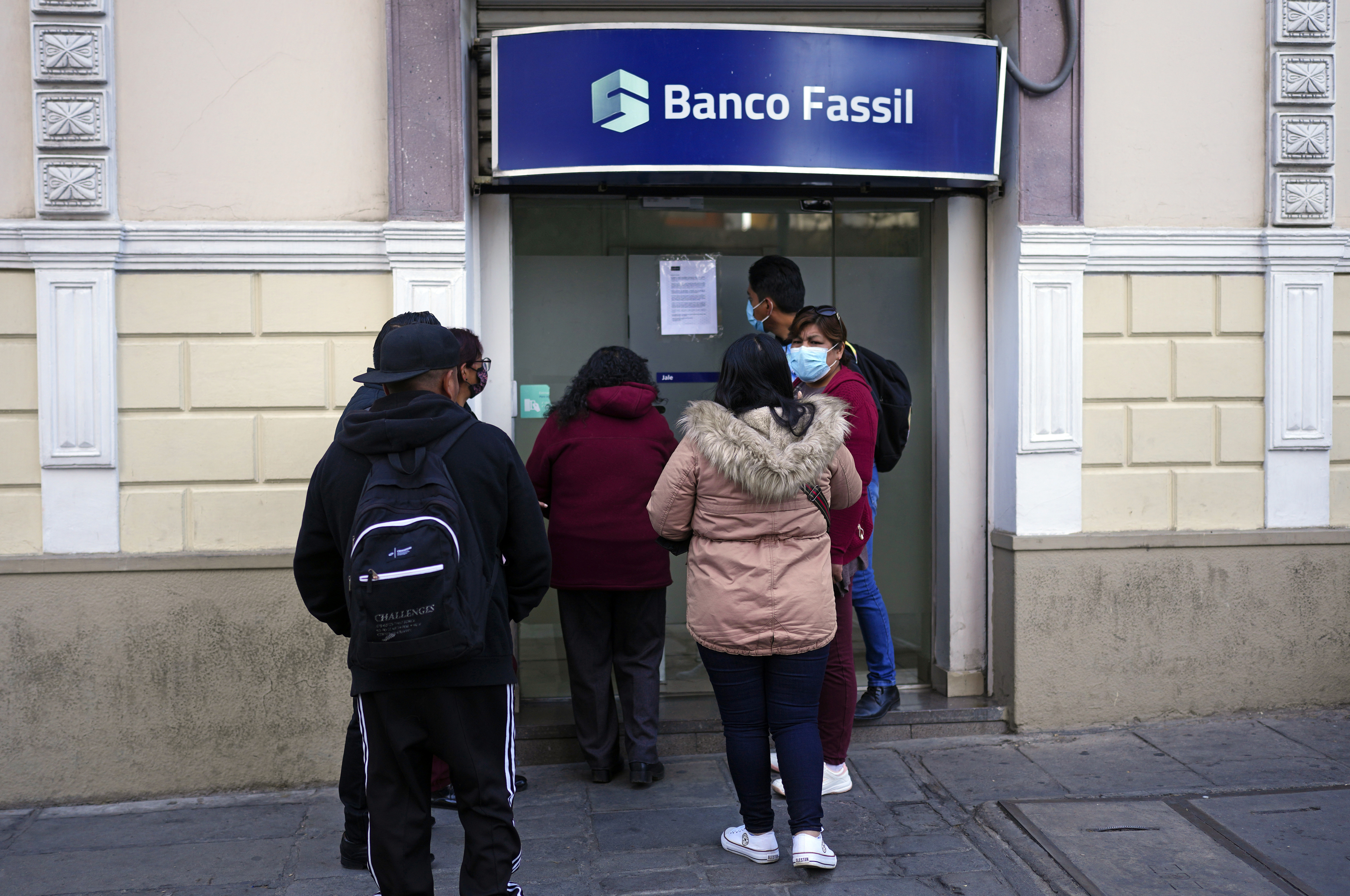 Crisis en Bolivia: intervinieron uno de los bancos más grandes del país y los clientes tomaron las sedes