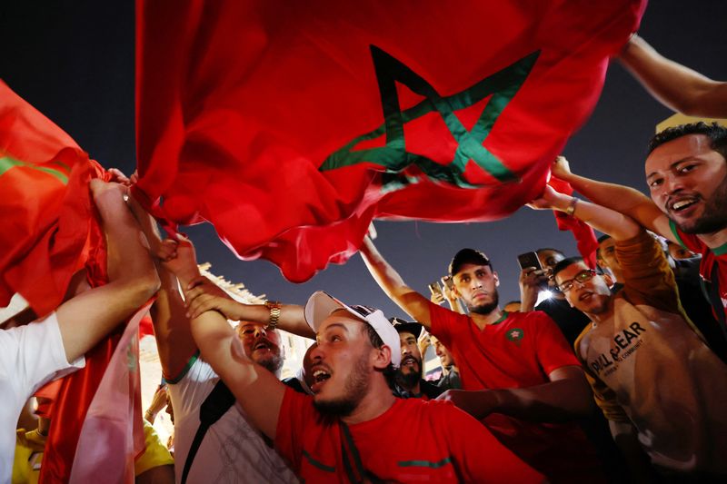 Hinchas de Marruecos festejan la clasificación a octavos de final.