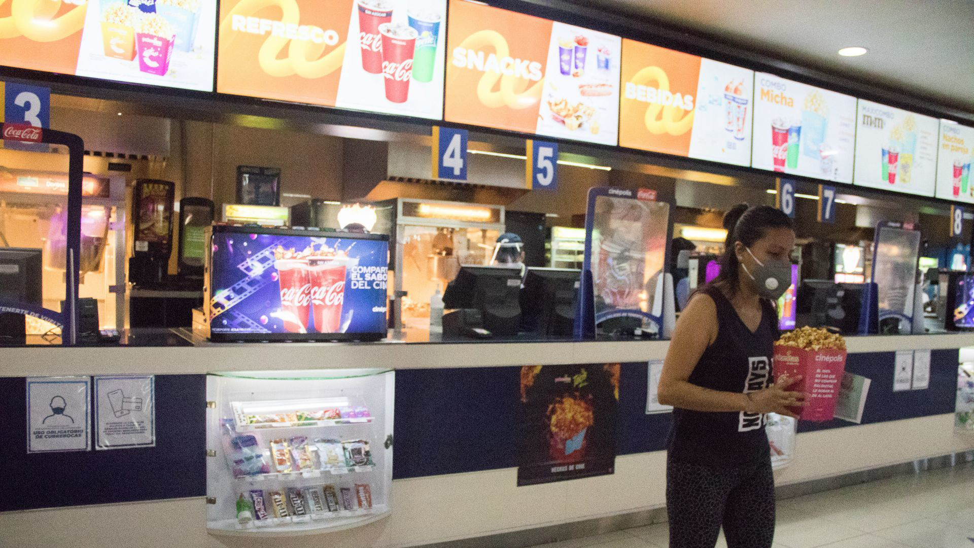 Las dulcerías estarán abiertas pero todos los productos de venta a granel fueron retirados para evitar contagios (Foto: Cuartoscuro)