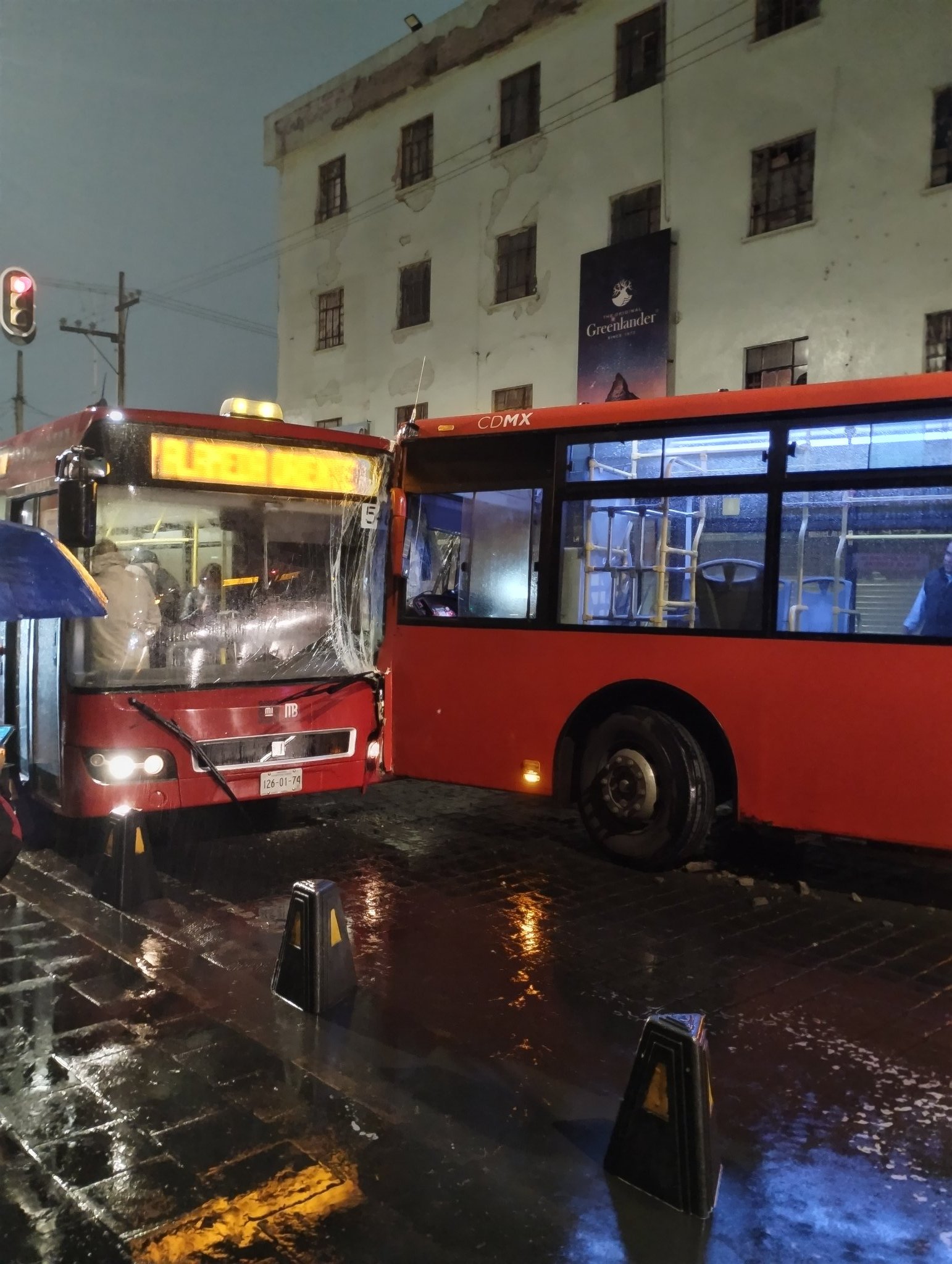 El metrobús ha tenido diferentes accidentes debido a las condiciones del clima (especial)