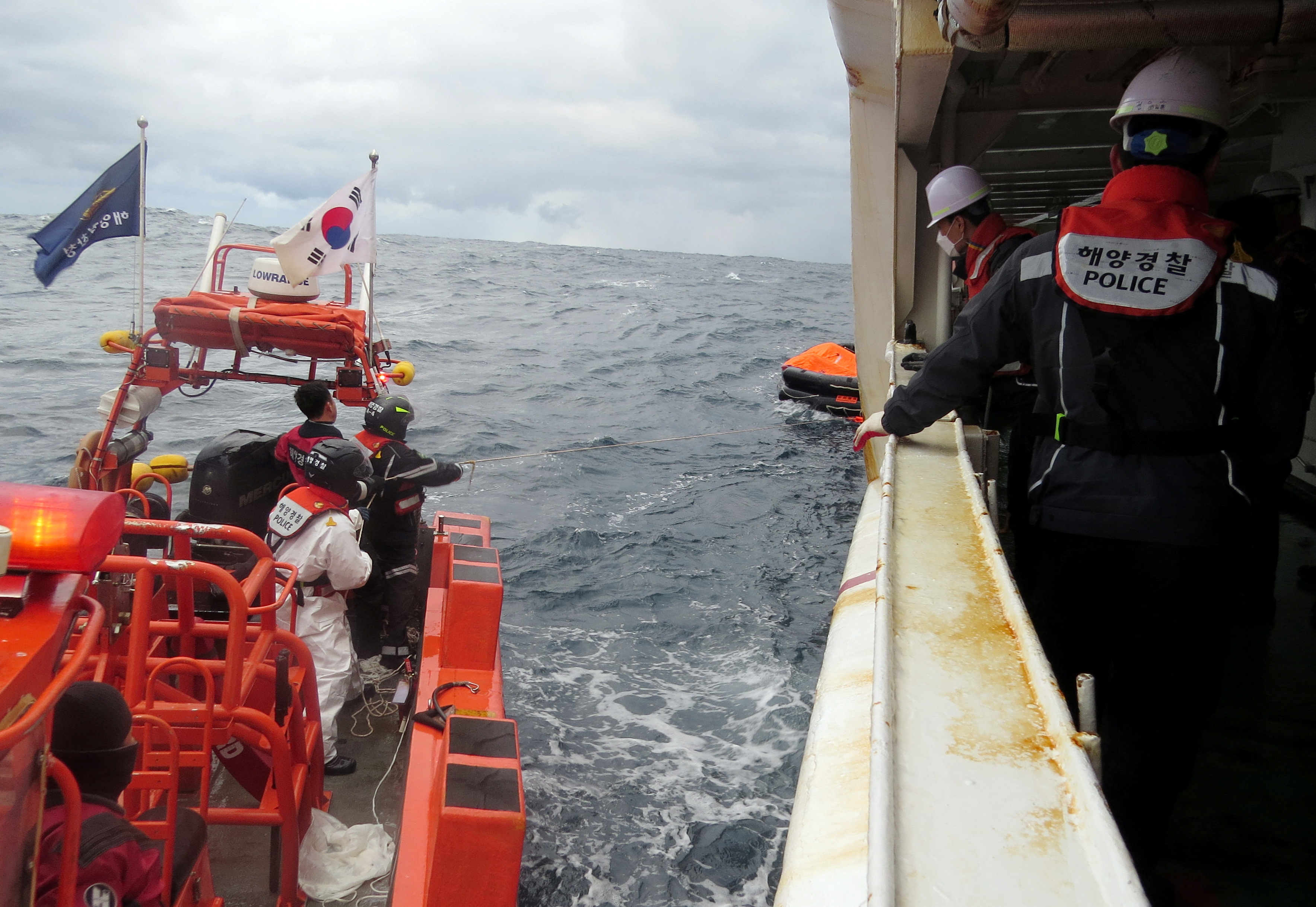 Naufragio en Japón: la guardia costera rescató con vida a 13 de los 22 tripulantes que viajaban en un buque de carga. (REUTERS)