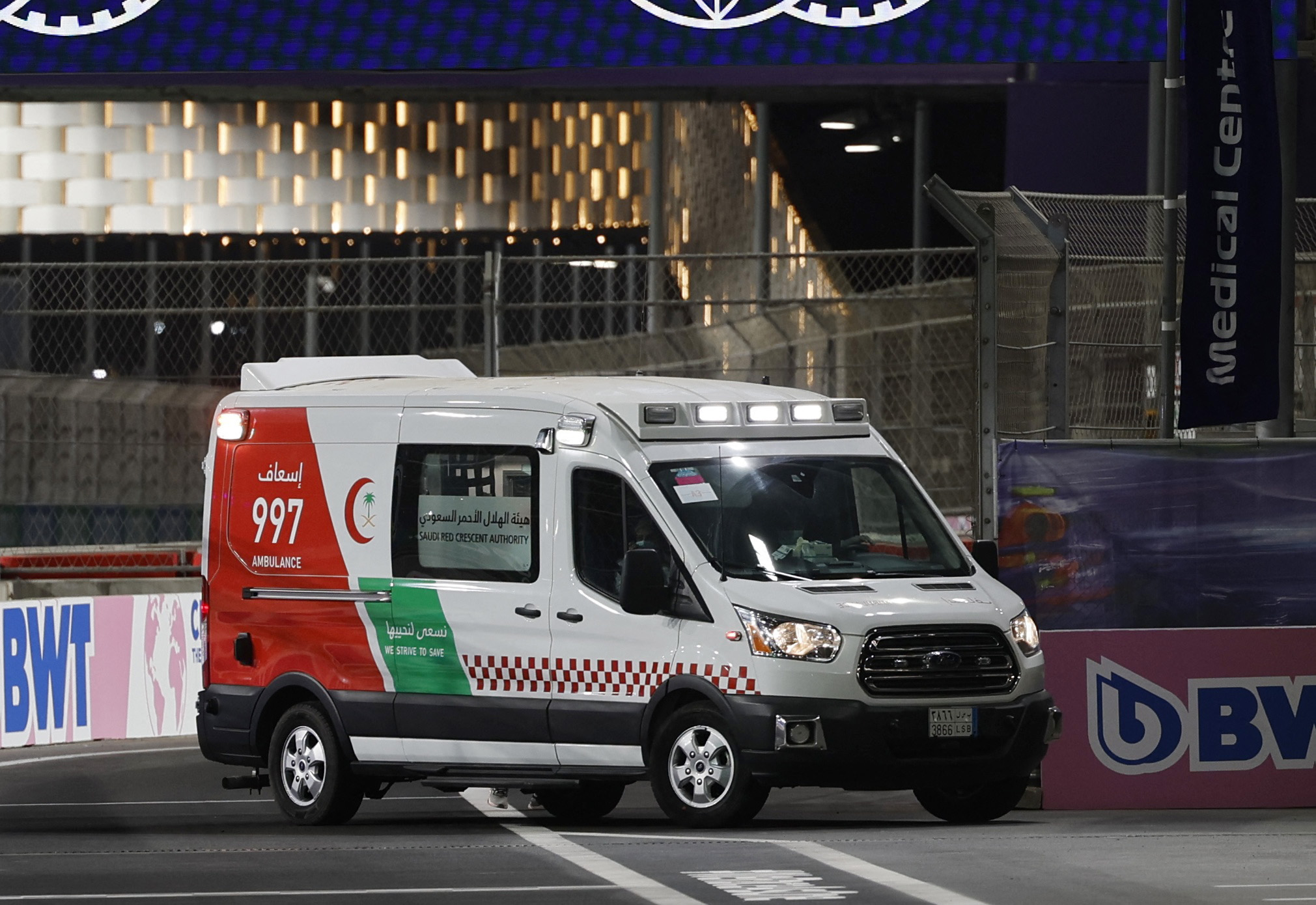 Un'ambulanza è stata costretta ad entrare dopo il violento schianto di Mick Schumacher (Immagine: Reuters)