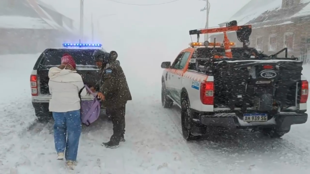 Rescataron a tres turistas que quedaron varados en la alta monta&ntilde;a de Mendoza tras el temporal de nieve
