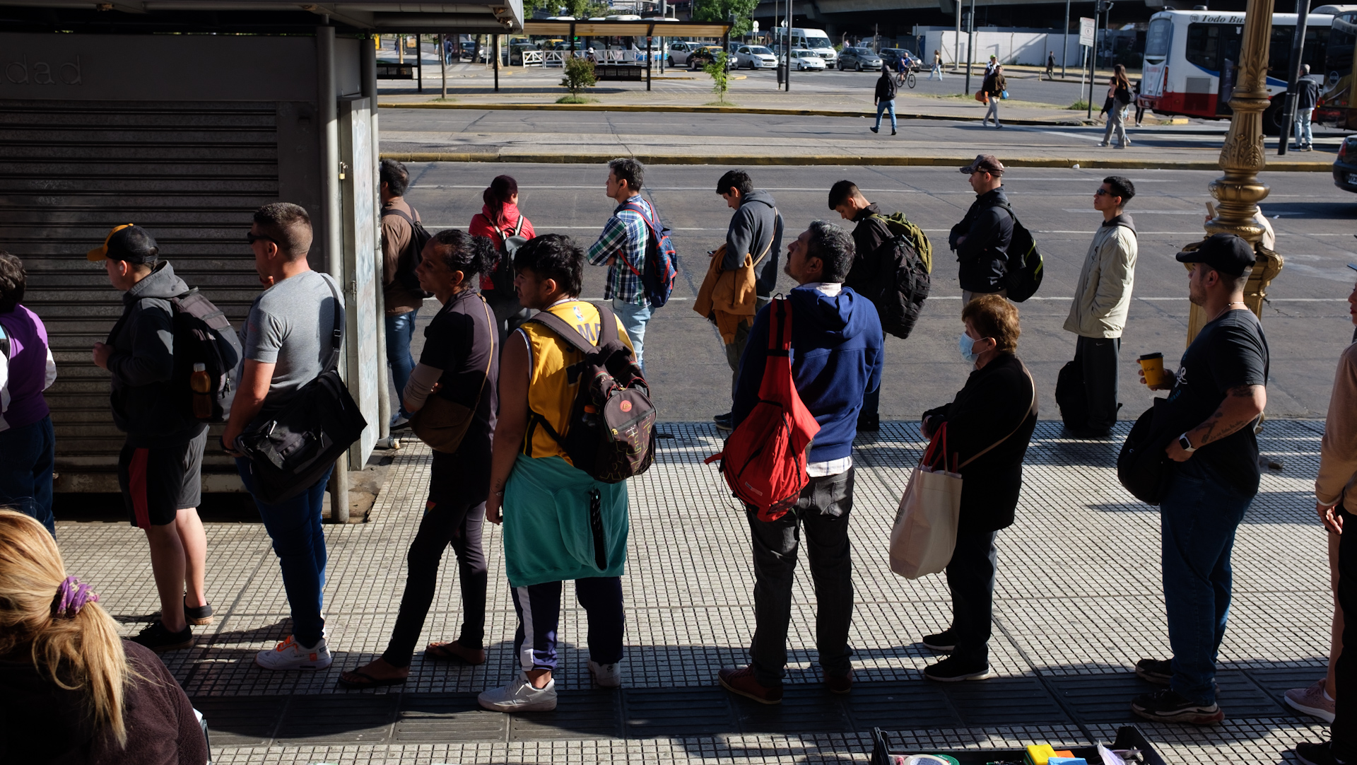 Los pasajeros hacen largas filias para tomar un colectivo en Constitución