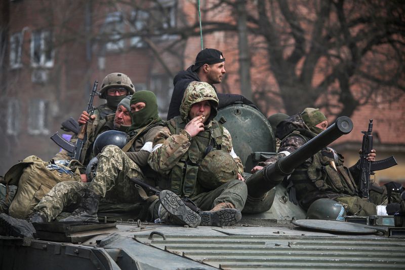 Miembros de servicio de tropas prorusas en Mariupol (REUTERS/Chingis Kondarov)