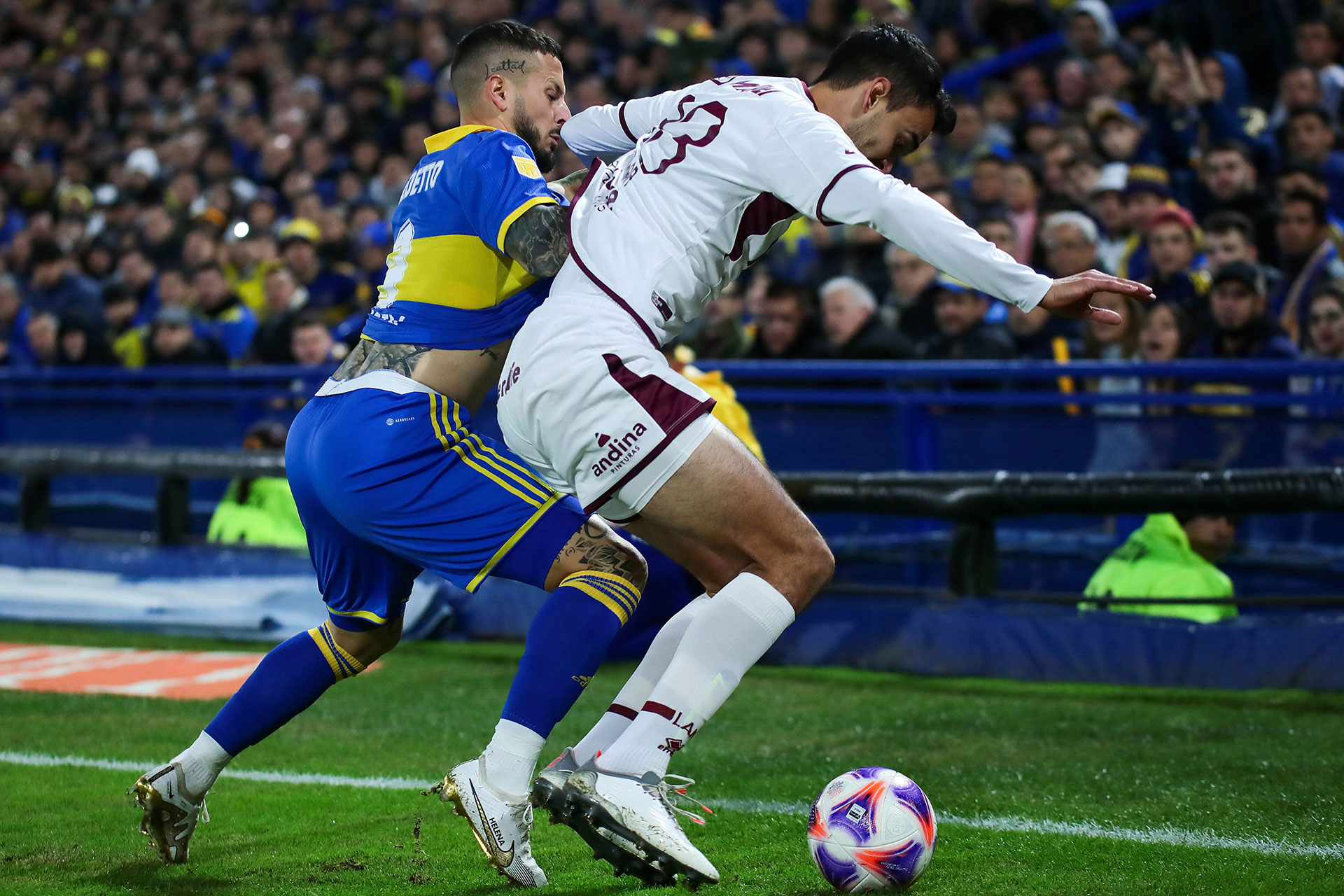 Darío Benedetto lucha por el balón. Entretenido primer tiempo en La Bombonera entre Boca y Lanús (Foto Baires)