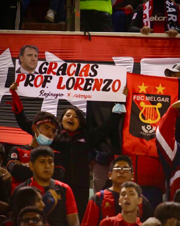 La hinchada de Melgar ya toma las graderías de la UNSA y con muestras de agradecimeinto para Néstor Lorenzo. FOTOS: Movistar Deportes