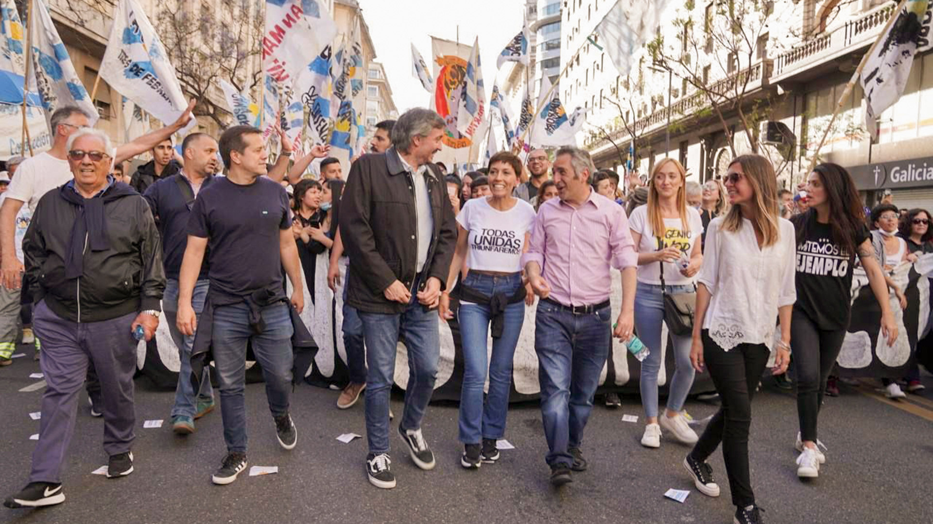 Máximo Kirchner, Andrés Larroque y Mayra Mendoza, dirigentes de La Campora en el acto del Día de la Militancia en plaza de Mayo