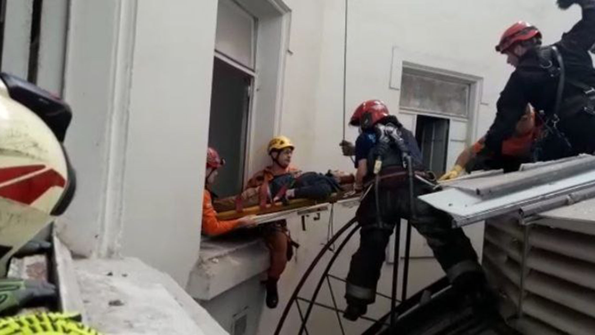 Video: impresionante rescate de los bomberos en la cúpula de la Galería Güemes