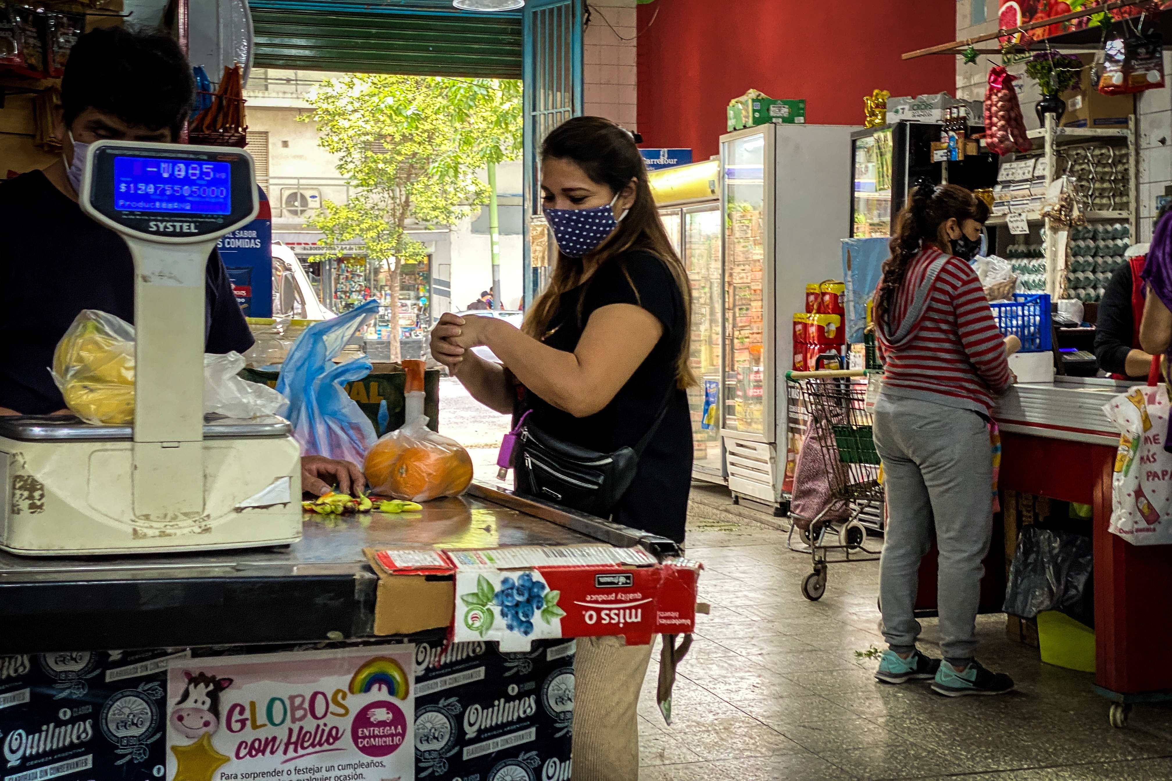 Una mujer asiste a comprar alimentos en Buenos Aires (Argentina), en una fotografía de archivo. EFE/Juan Ignacio Roncoroni
