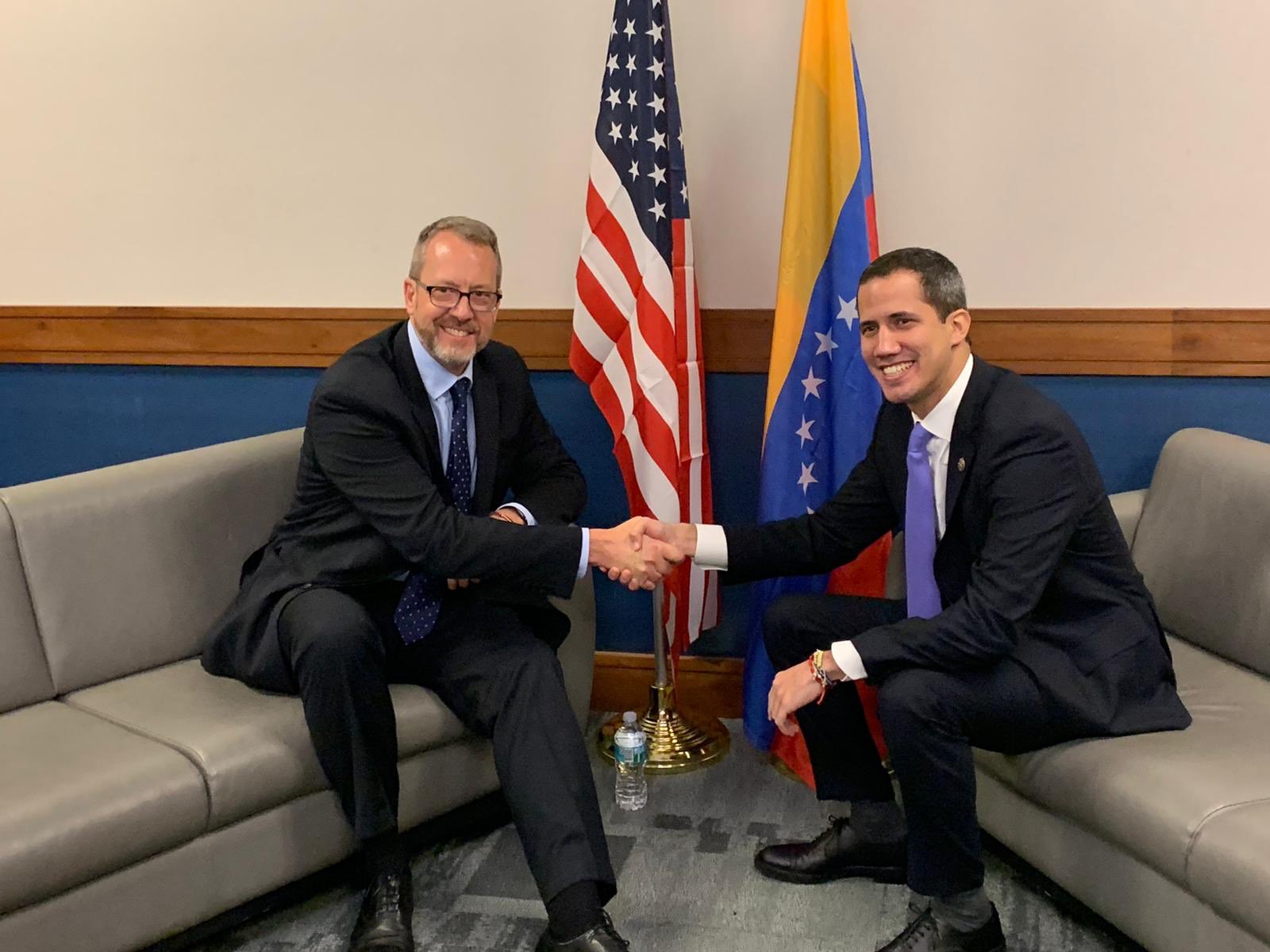 James Story, embajador de EEUU para Venezuela, con el presidente interino Juan Guaidó