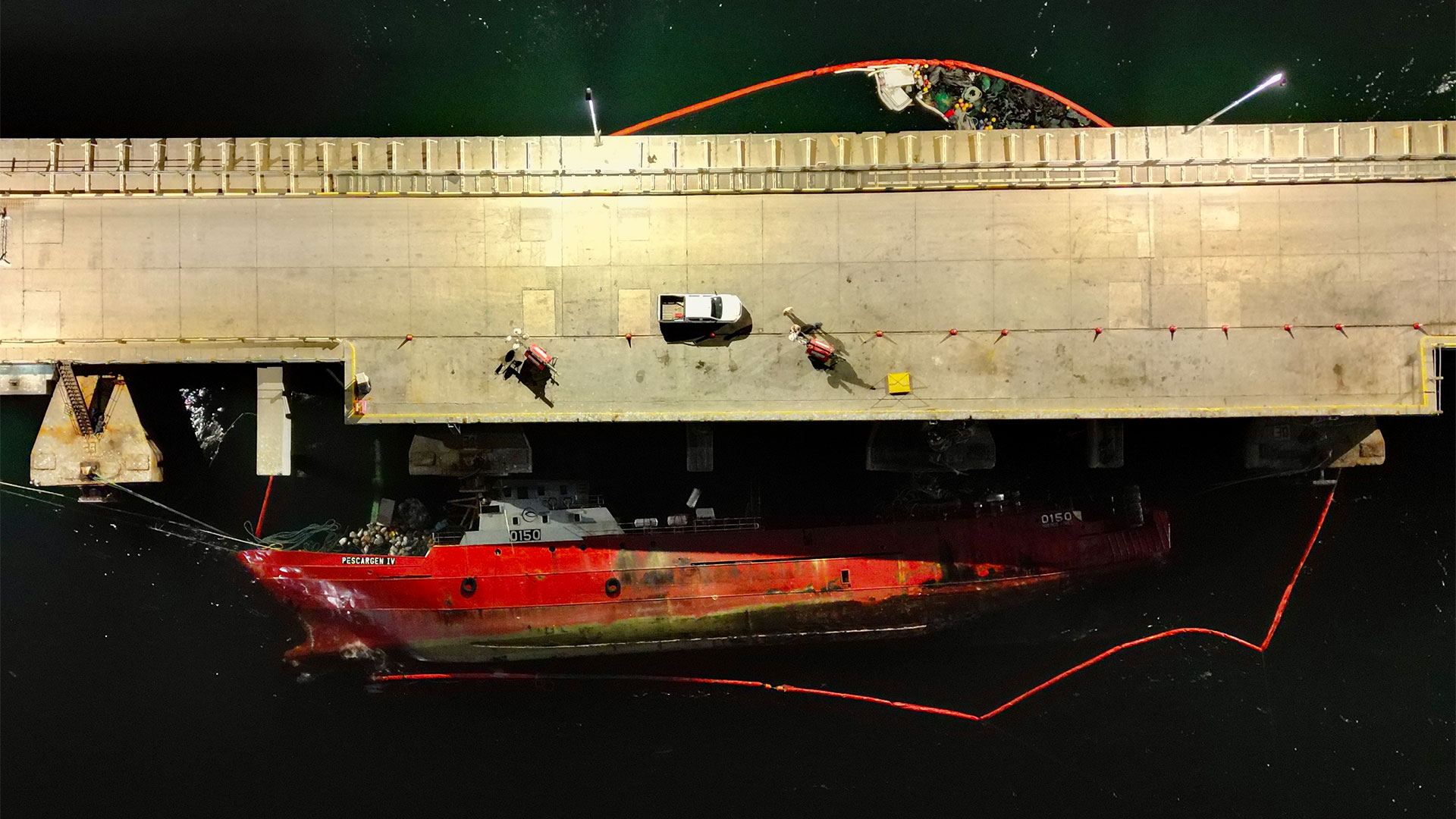 Un barco pesquero que se encontraba amarrado en el muelle Almirante Storni de Puerto Madryn se hundió ayer en el sitio 4, tras perder la estabilidad y escorarse. (Télam)