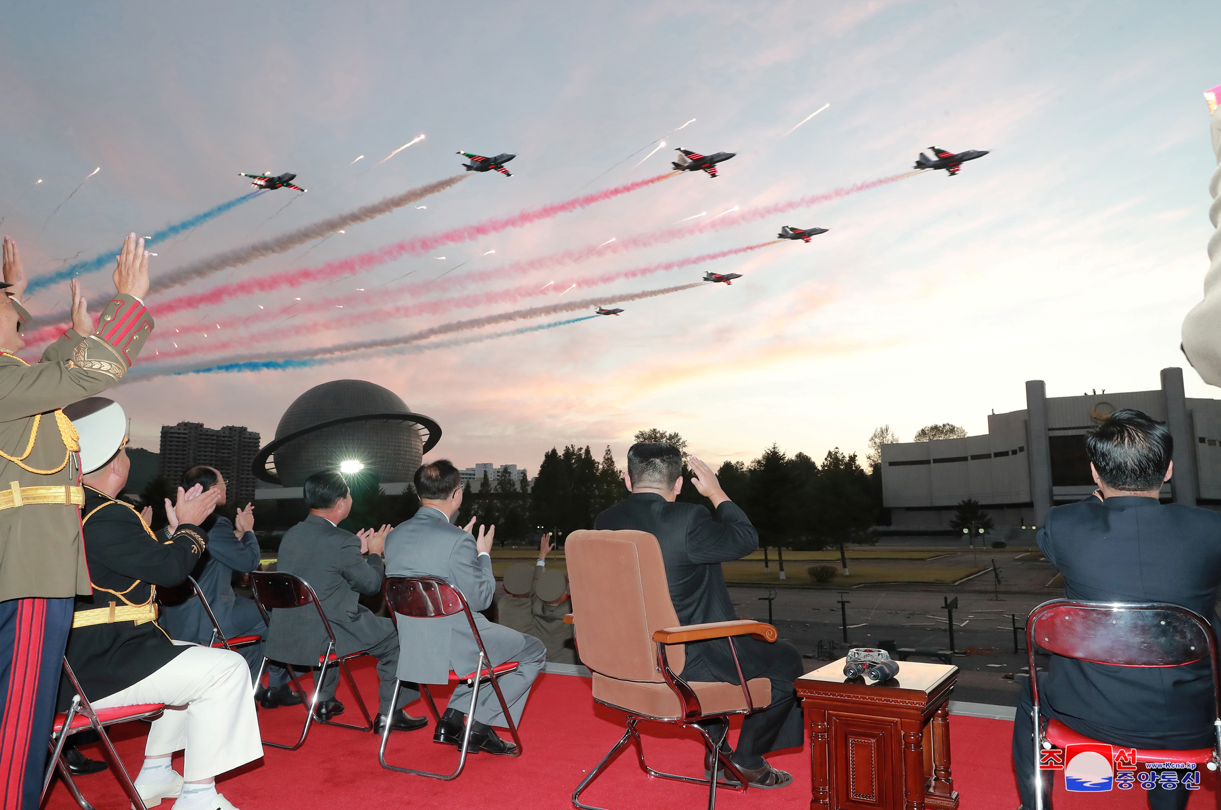 El líder de Corea del Norte, Kim Jong Un, observa los aviones durante un pase aéreo en la Exposición de Desarrollo de Defensa, en Pyongyang, Corea del Norte, en esta foto sin fecha publicada el 12 de octubre de 2021 por la Agencia Central de Noticias de Corea del Norte (KCNA). KCNA via REUTERS