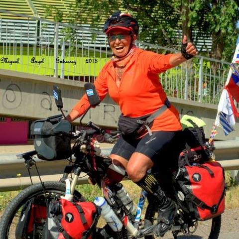 Pulgar arriba, brazo en alto en señal de triunfo, y una sonrisa, el sello personal de la cicloviajera que ya planea su próxima travesía