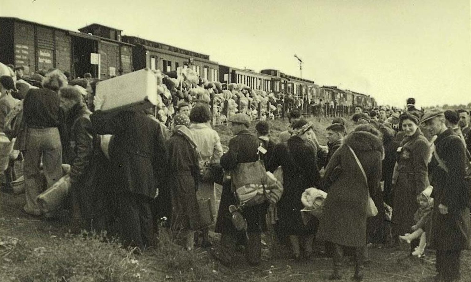 Los judíos holandeses abordan el tren en el cual son deportados a Auschwitz (Rudolf Breslauer / Wikimedia Commons)