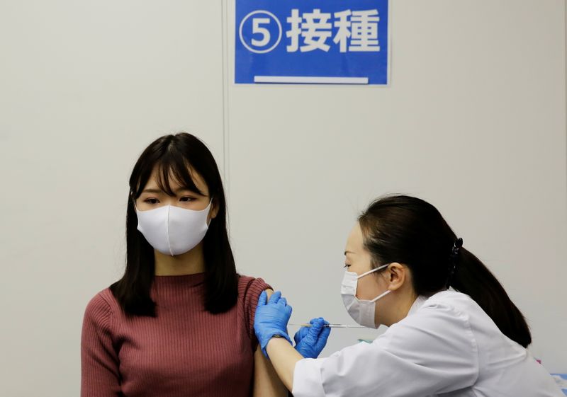 Una empleada de la aerolínea All Nippon Airways (ANA) recibe una dosis de la vacuna de Moderna contra el coronavirus en las instalaciones de la compañía en el aeropuerto de Haneda, Tokio (Reuters)