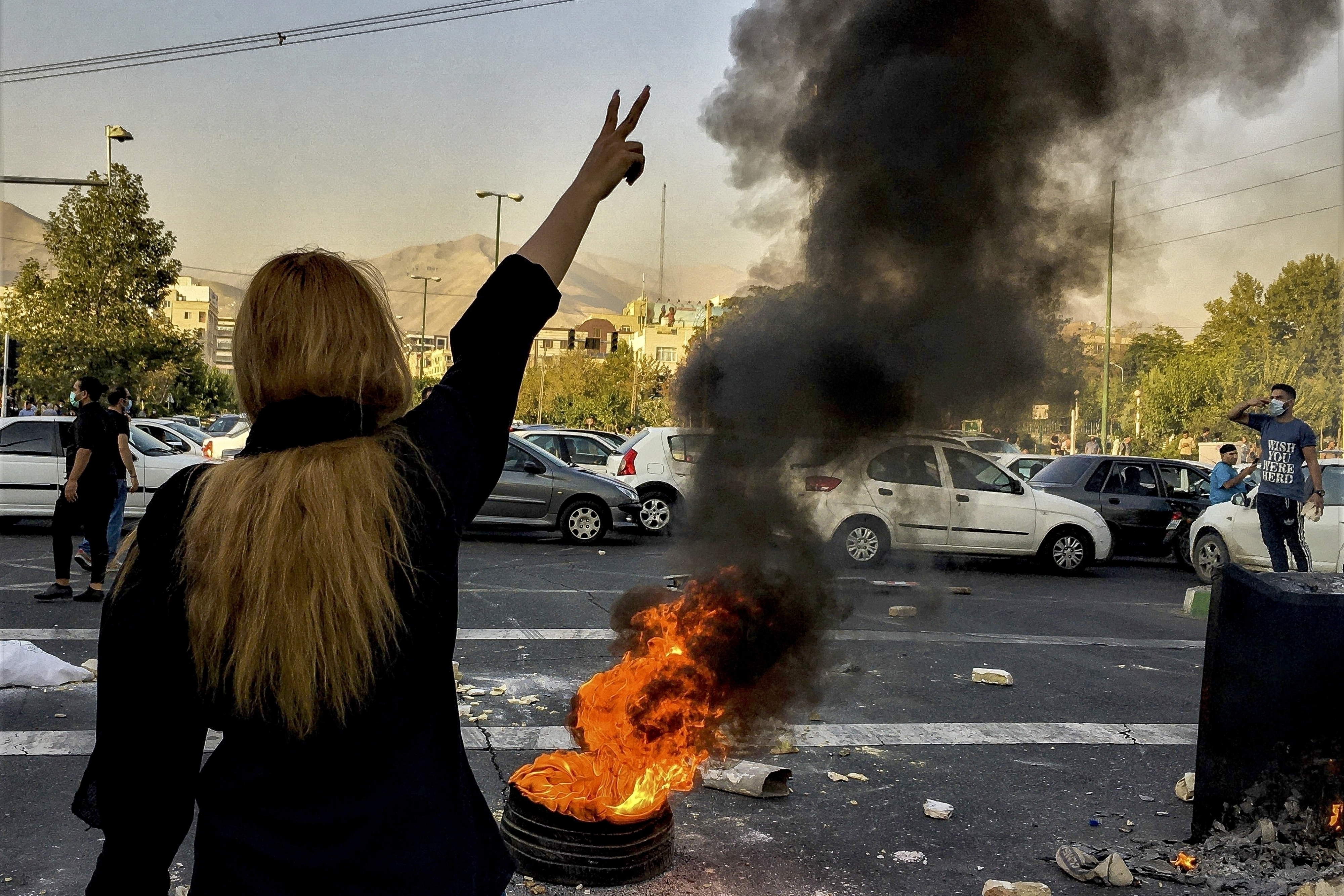 Una fotografía tomada en Teherán el 1 de octubre de 2022 por una persona no empleada por The Associated Press y obtenida por la AP fuera de Irán, varios iraníes protestan por la muerte de Mahsa Amini, de 22 años, después de que fuera detenida por la policía moral. (AP Foto/Middle East Images, archivo)