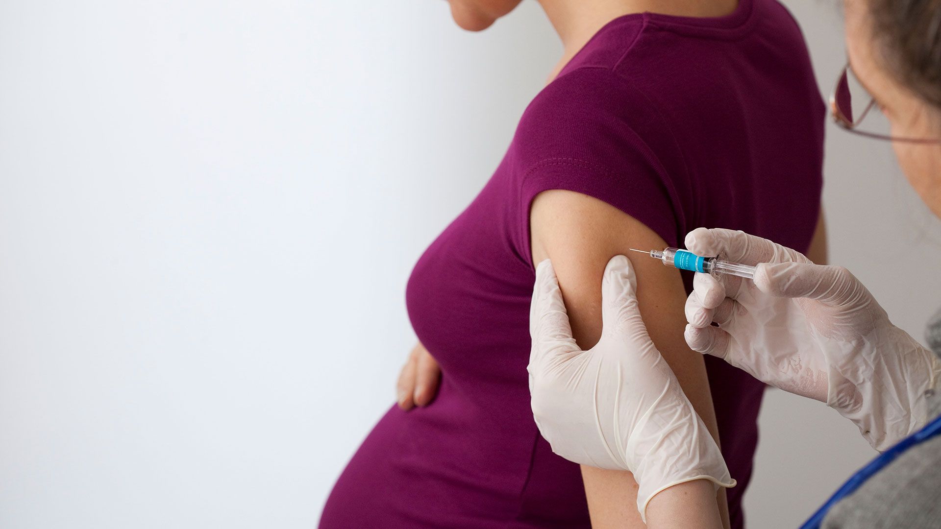 Luego de actualizar una de sus guías de recomendaciones, la OMS ahora aconseja a las mujeres embarazadas a vacunarse contra el COVID-19 (Shutterstock)