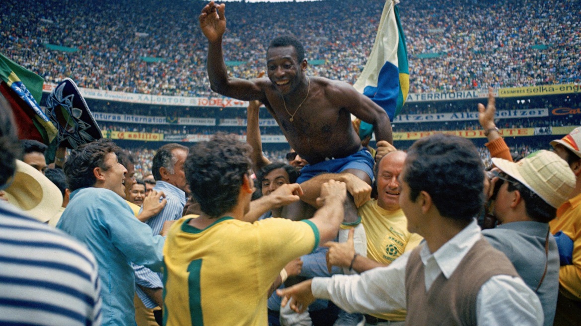 Pelé celebra el campeonato mundial logrado con Brasil